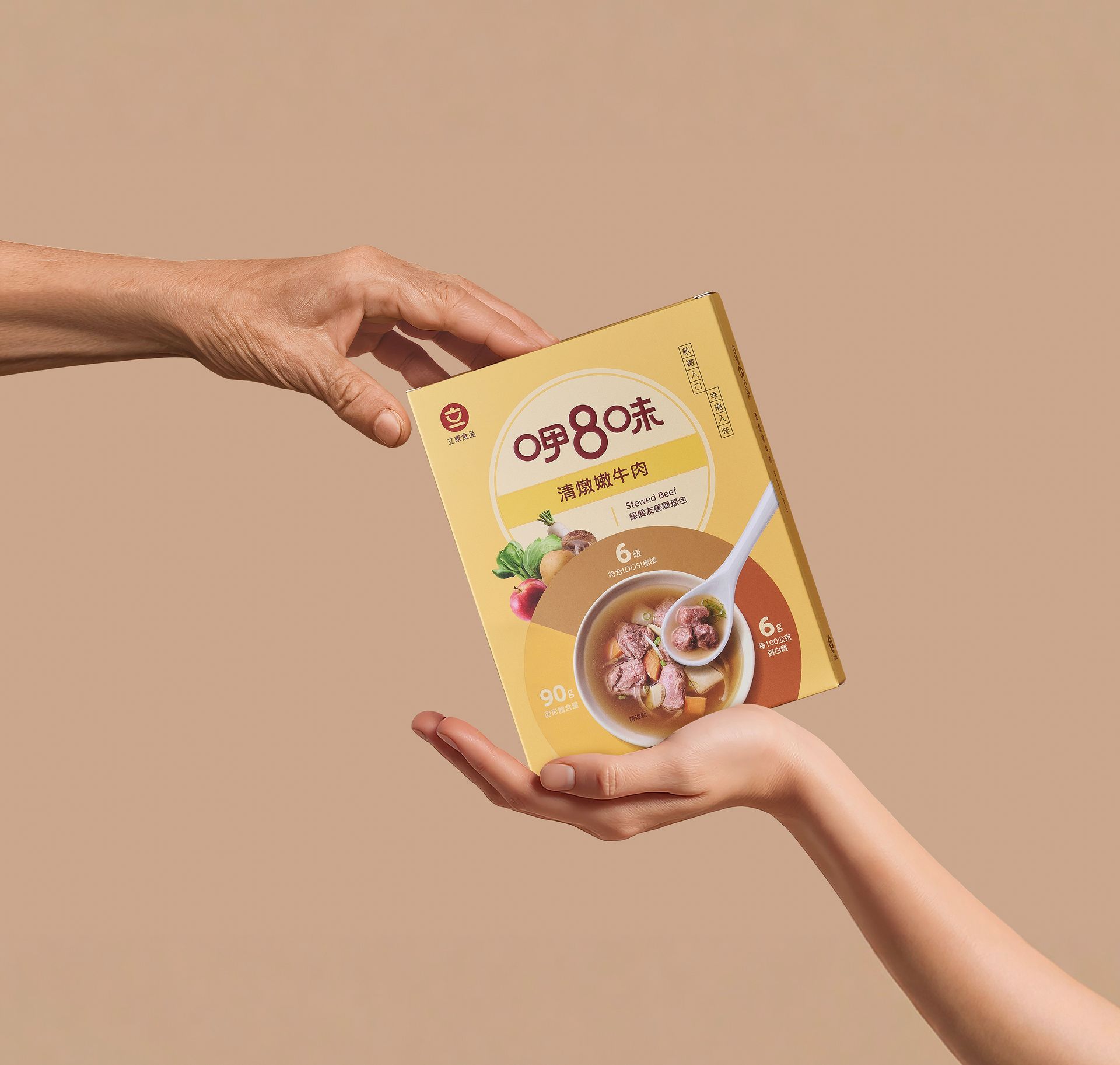 專為 65 歲以上長者研發，針對咀嚼與吞嚥困難，導入國際 IDDSI 6級標準。以先進技術打造入口即化的柔軟口感，兼顧高蛋白質營養與美味湯汁。包裝色調柔和且易於開啟，將科技精準與溫馨關懷完美融合，重拾用餐的尊嚴與幸福感。2025彰化縣台灣設計展-入圍