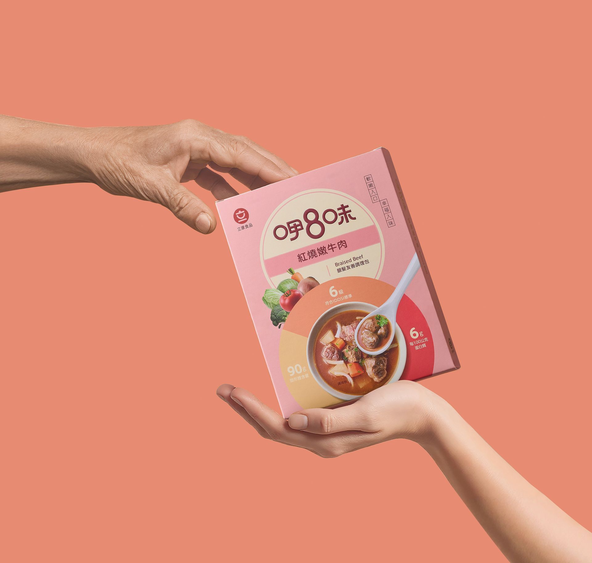 專為 65 歲以上長者研發，針對咀嚼與吞嚥困難，導入國際 IDDSI 6級標準。以先進技術打造入口即化的柔軟口感，兼顧高蛋白質營養與美味湯汁。包裝色調柔和且易於開啟，將科技精準與溫馨關懷完美融合，重拾用餐的尊嚴與幸福感。2025彰化縣台灣設計展-入圍
