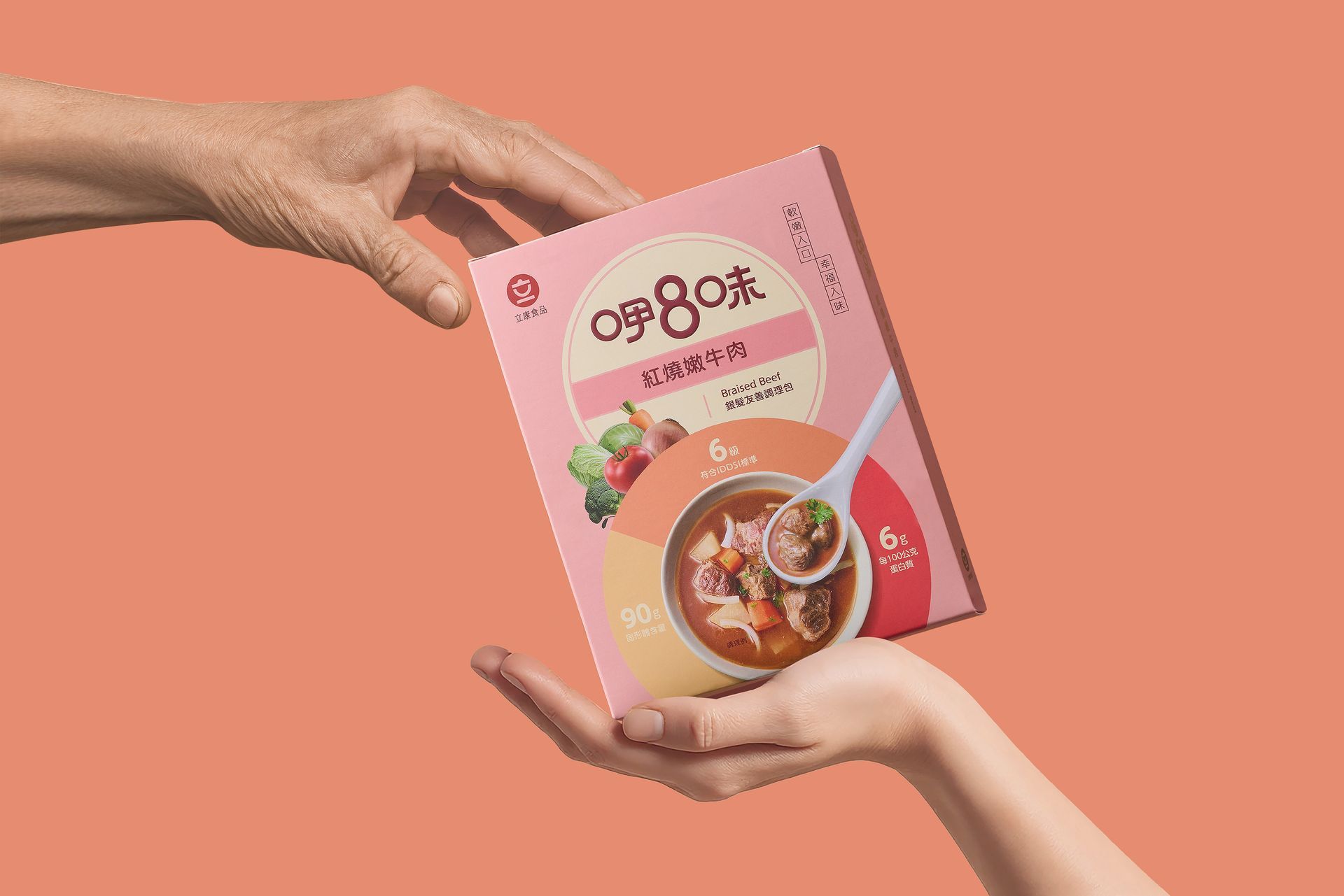 專為 65 歲以上長者研發，針對咀嚼與吞嚥困難，導入國際 IDDSI 6級標準。以先進技術打造入口即化的柔軟口感，兼顧高蛋白質營養與美味湯汁。包裝色調柔和且易於開啟，將科技精準與溫馨關懷完美融合，重拾用餐的尊嚴與幸福感。2025彰化縣台灣設計展-入圍