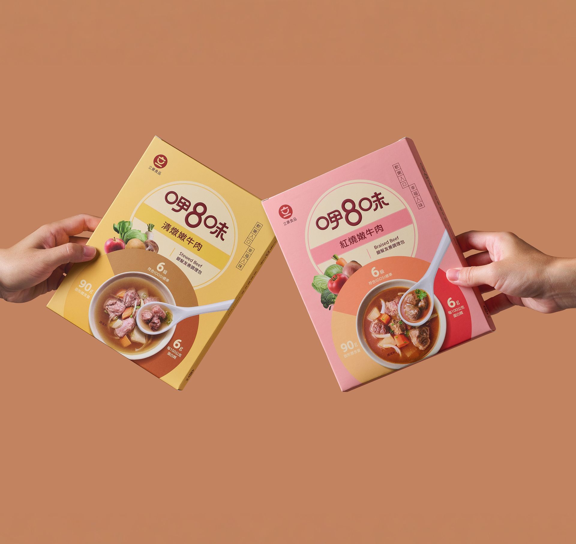 專為 65 歲以上長者研發，針對咀嚼與吞嚥困難，導入國際 IDDSI 6級標準。以先進技術打造入口即化的柔軟口感，兼顧高蛋白質營養與美味湯汁。包裝色調柔和且易於開啟，將科技精準與溫馨關懷完美融合，重拾用餐的尊嚴與幸福感。2025彰化縣台灣設計展-入圍