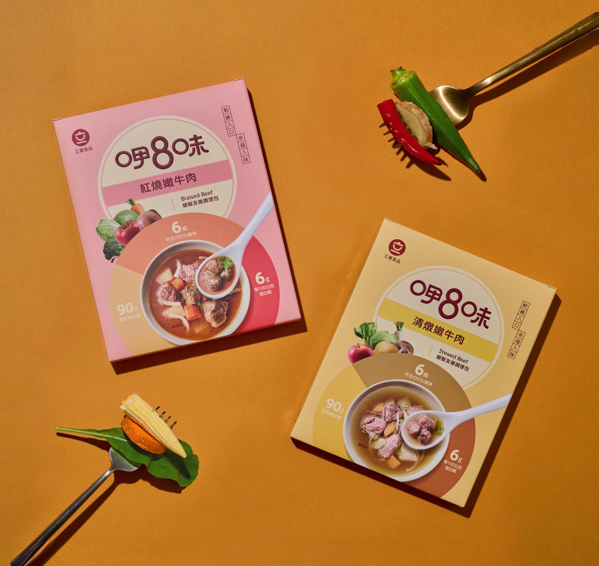 專為 65 歲以上長者研發，針對咀嚼與吞嚥困難，導入國際 IDDSI 6級標準。以先進技術打造入口即化的柔軟口感，兼顧高蛋白質營養與美味湯汁。包裝色調柔和且易於開啟，將科技精準與溫馨關懷完美融合，重拾用餐的尊嚴與幸福感。2025彰化縣台灣設計展-入圍