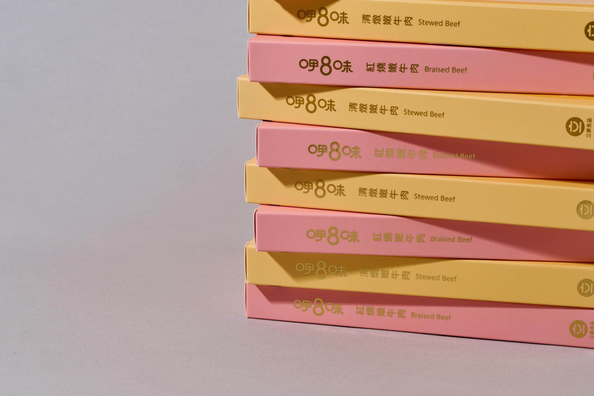 專為 65 歲以上長者研發，針對咀嚼與吞嚥困難，導入國際 IDDSI 6級標準。以先進技術打造入口即化的柔軟口感，兼顧高蛋白質營養與美味湯汁。包裝色調柔和且易於開啟，將科技精準與溫馨關懷完美融合，重拾用餐的尊嚴與幸福感。2025彰化縣台灣設計展-入圍