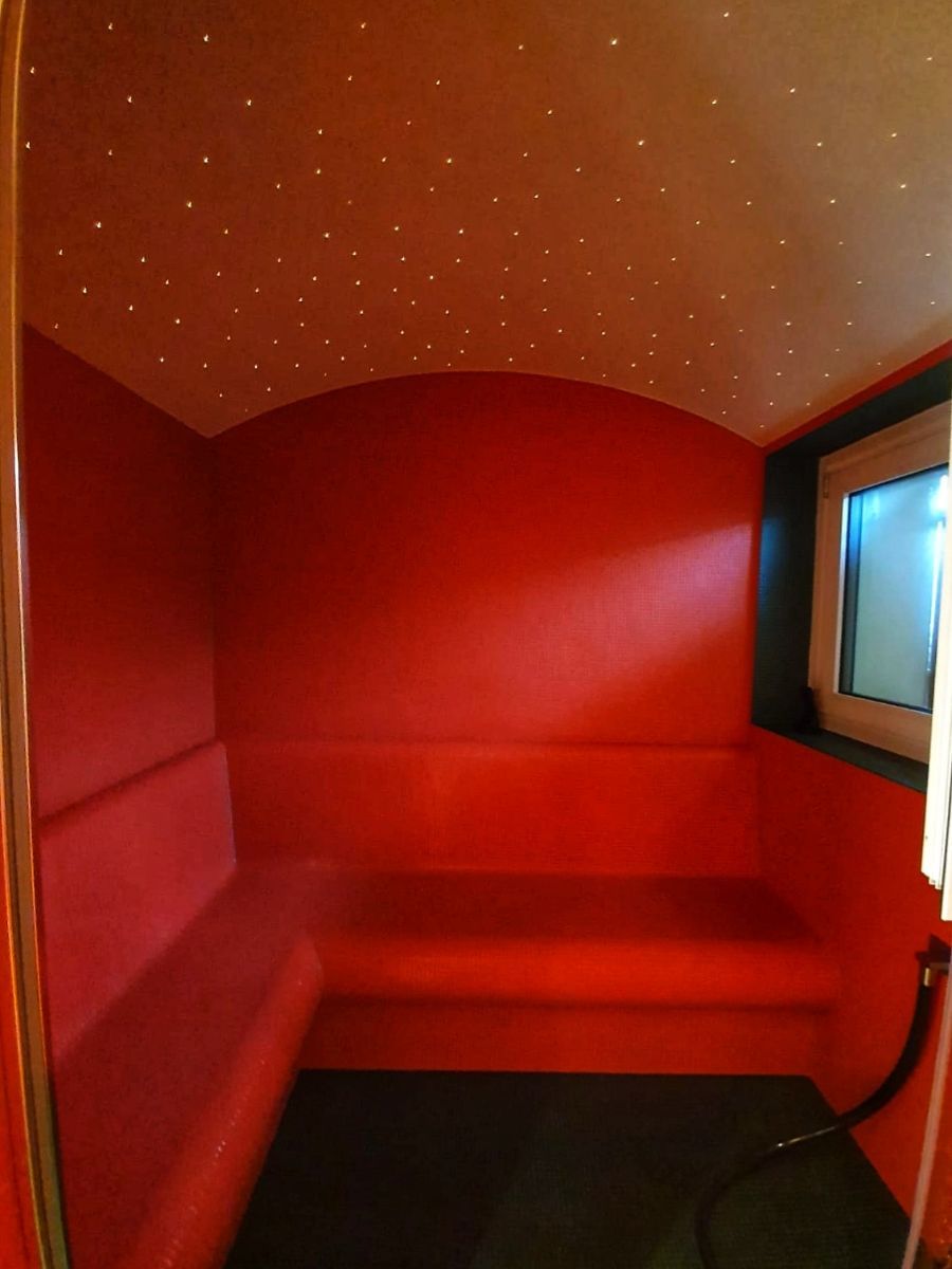 Bagno turco con luci rosse