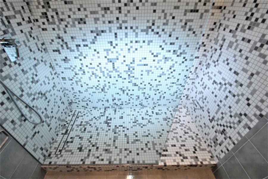 Marble-effect shower tray
