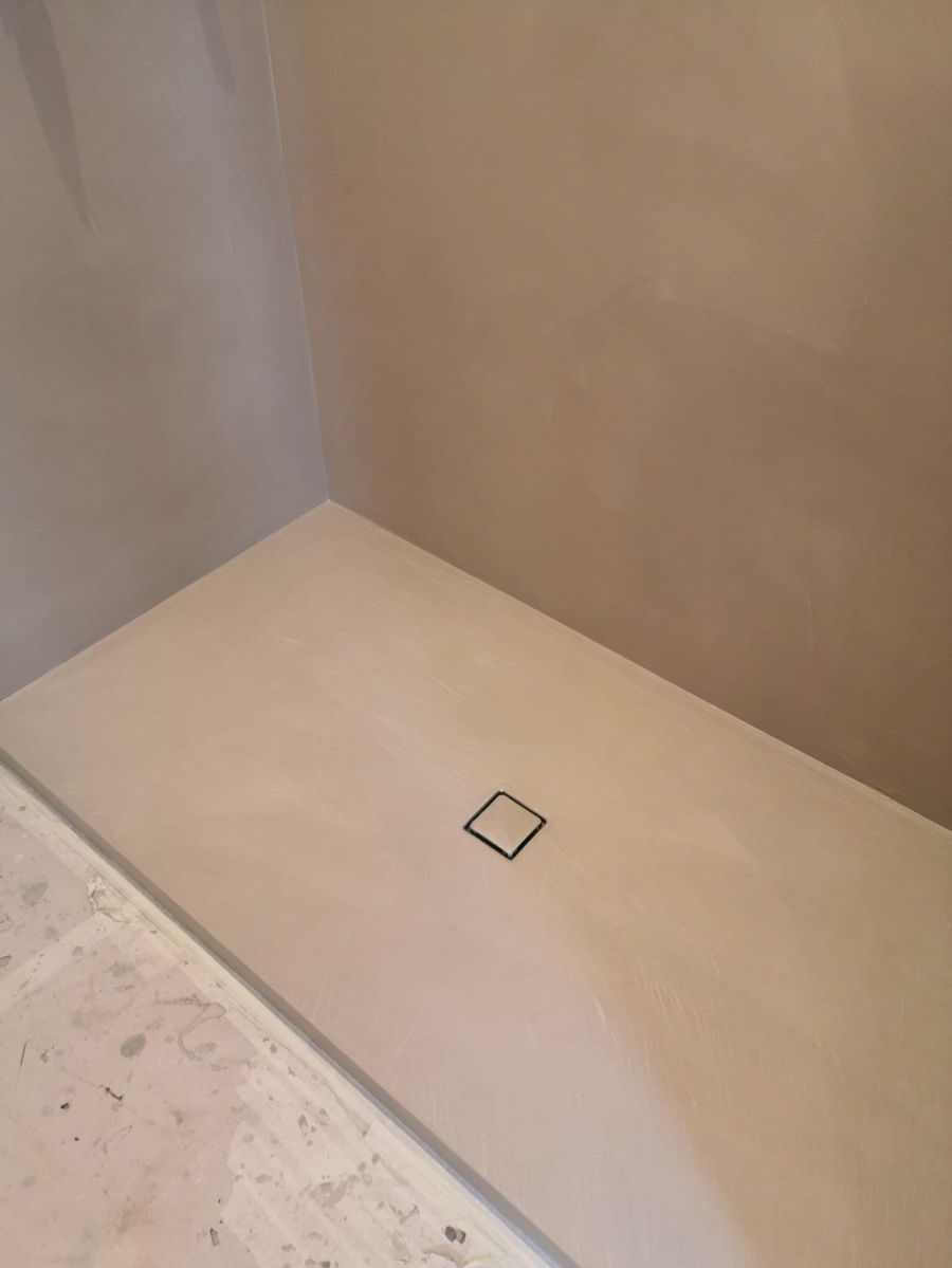 Shower tray with drain