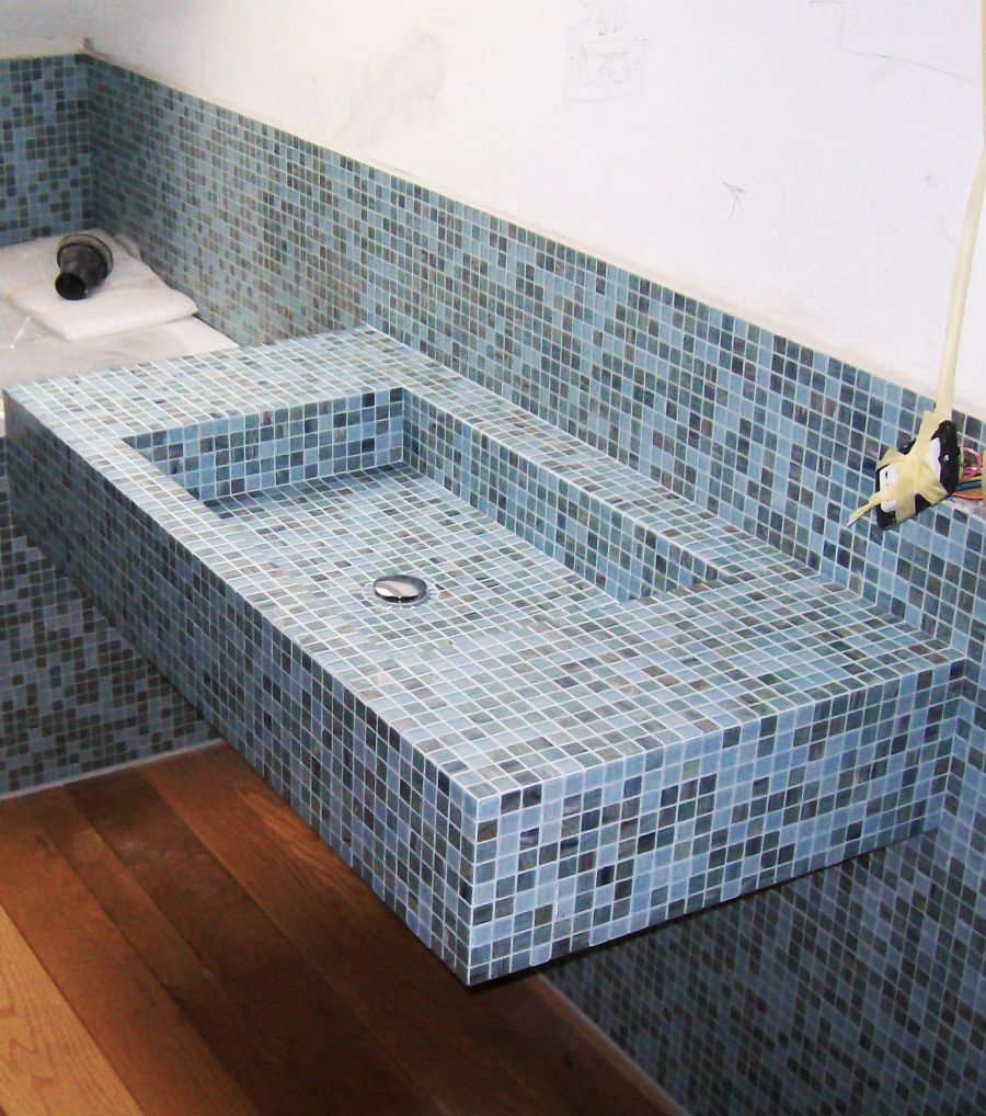 Top lavabo sospeso con piastrelle