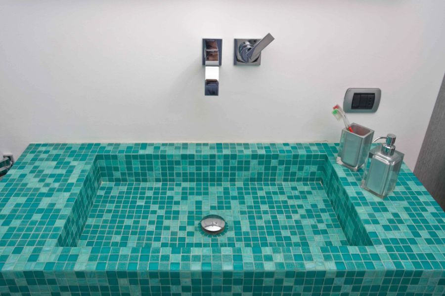 Top lavabo con piastrelle azzurre