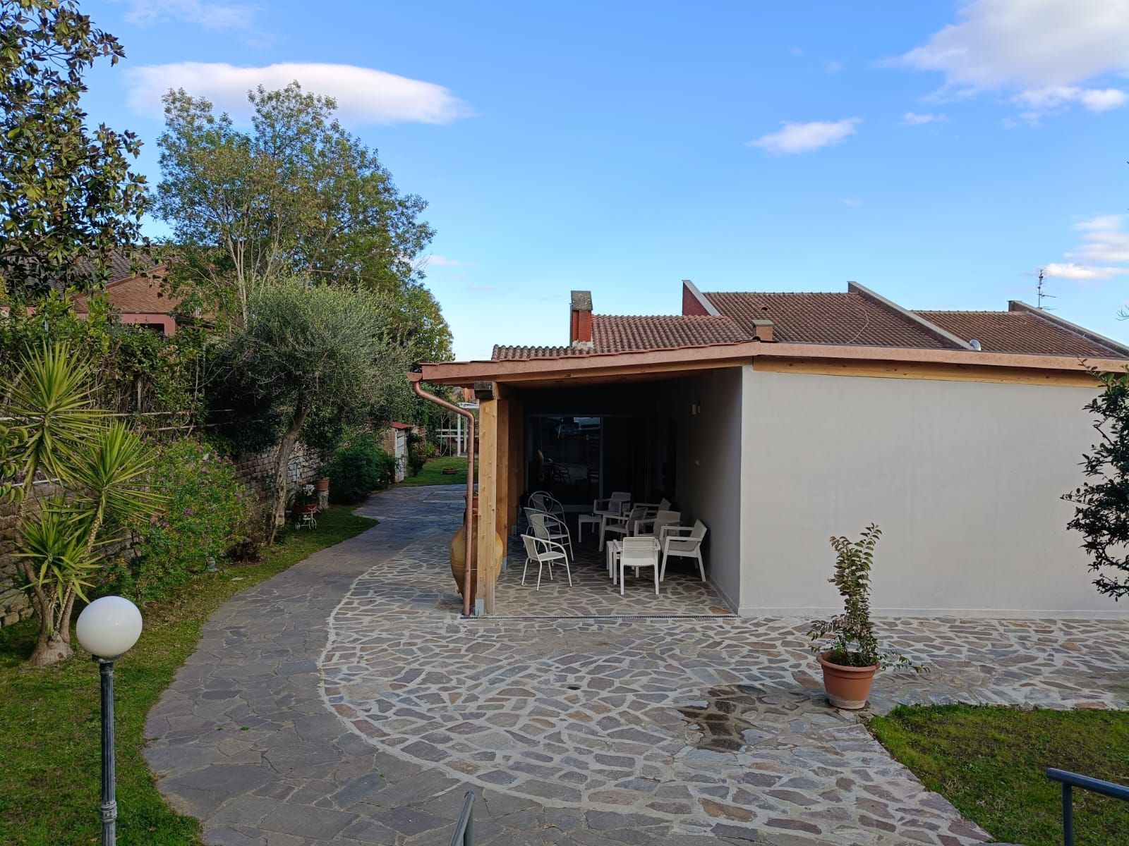 Una casa con un sentiero in pietra che conduce ad essa
