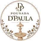 Logo circular bege e dourado da Pousada de Paula com fonte elegante e fonte ornamental.