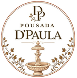 Logo circular bege e dourado da Pousada de Paula com fonte elegante e fonte ornamental.