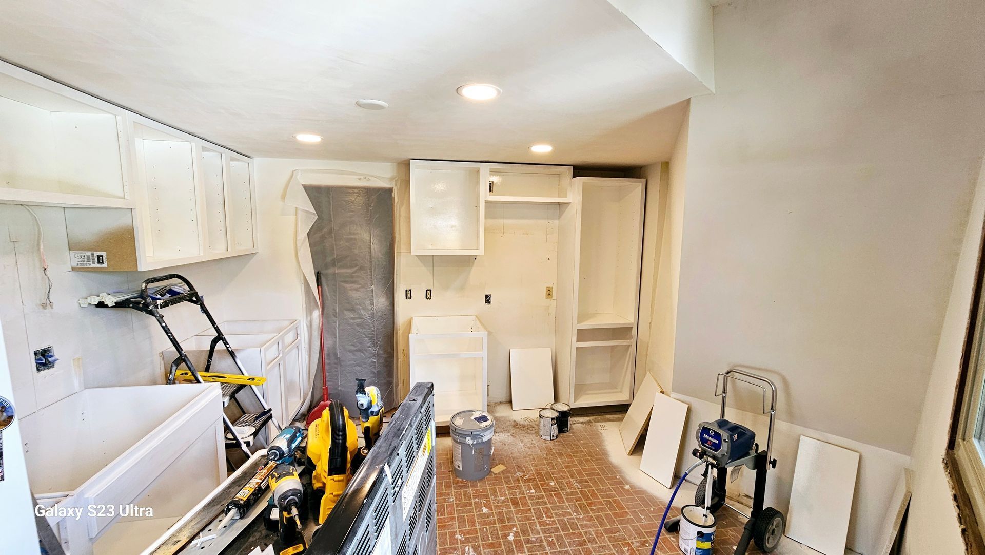 A room with a lot of cabinets 