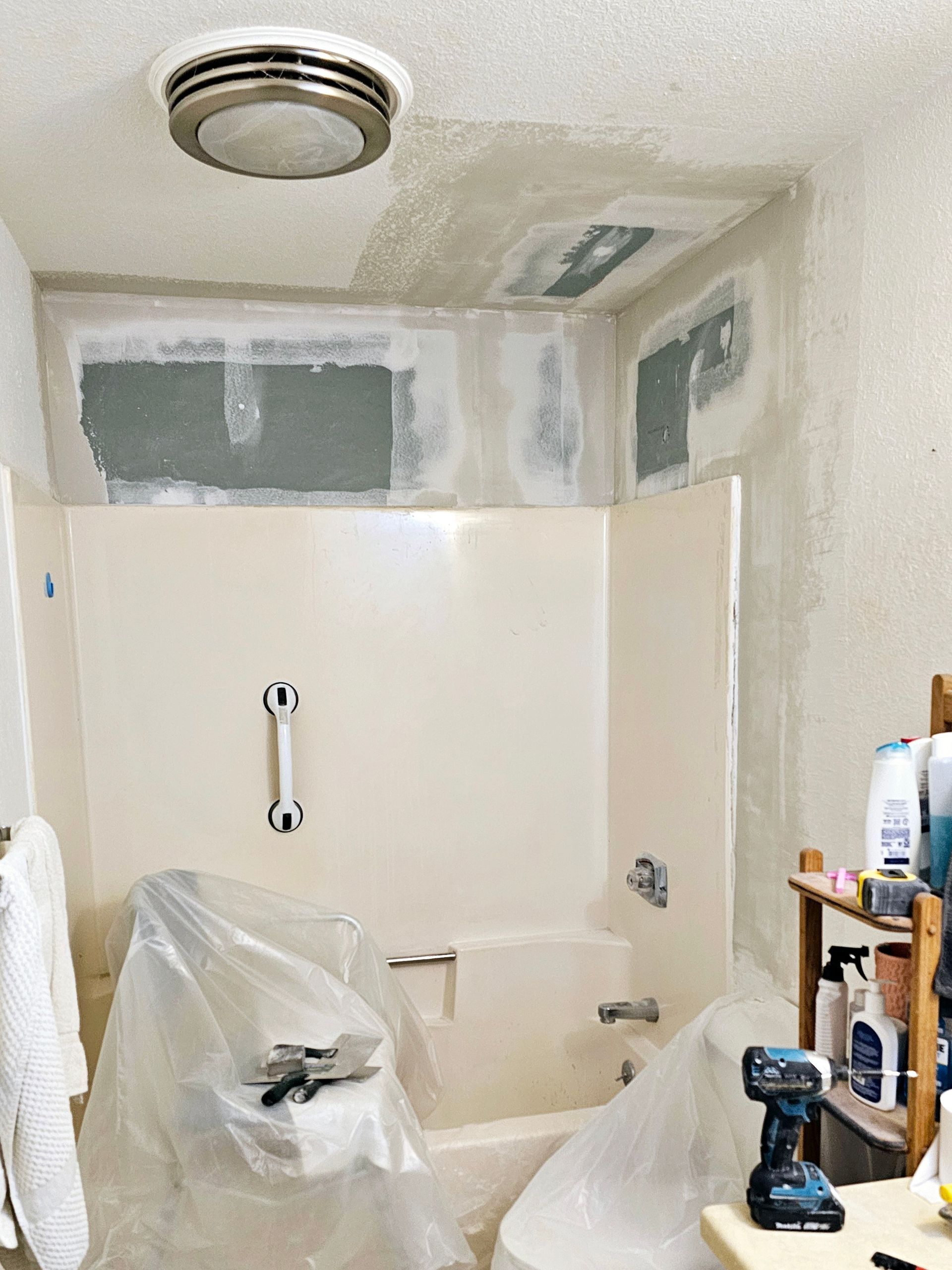 A bathroom with a tub