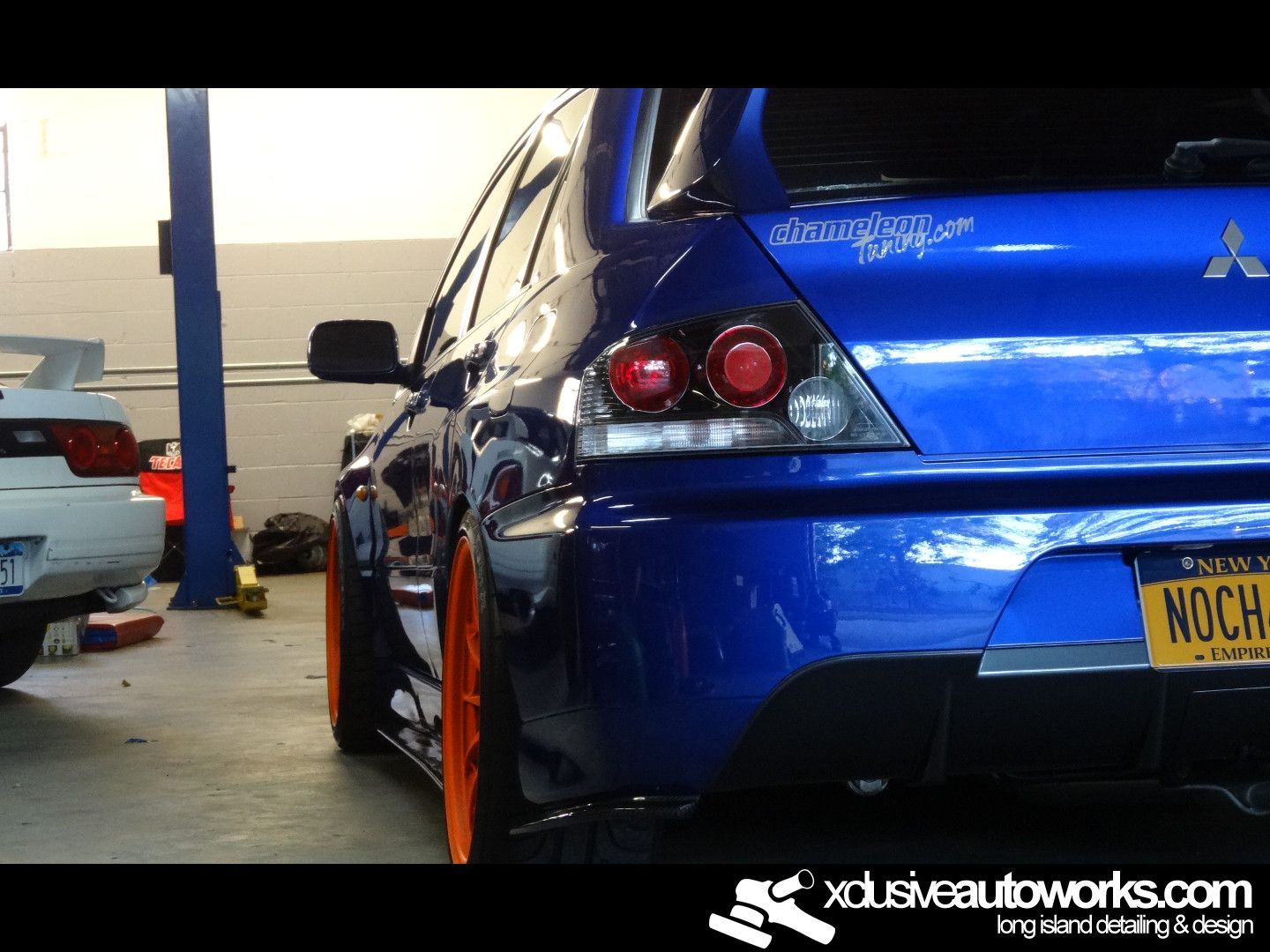 A blue car with a license plate that says noch