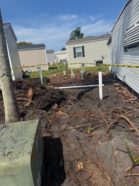 There is a lot of dirt in the backyard of a mobile home.