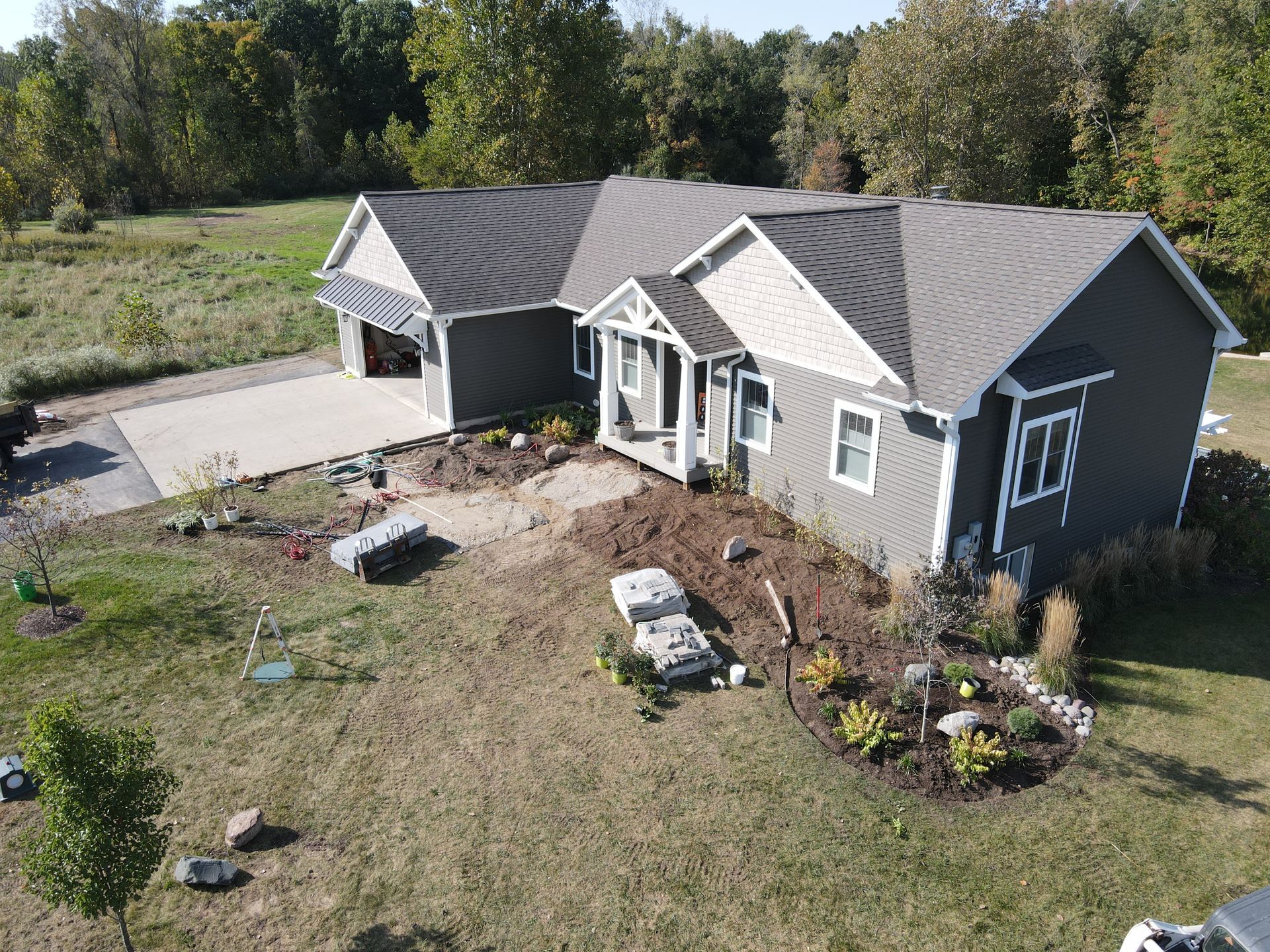 An aerial view of a house in the middle of a field.