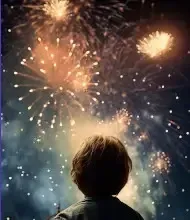 Bambino che guarda i fuochi d'artificio in un cielo scuro con varie esplosioni di luce arancione e bianca.