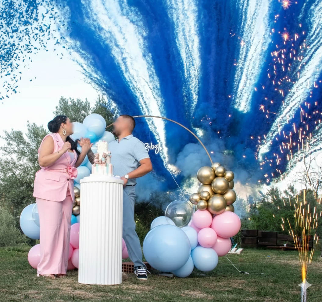 Coppia alla rivelazione del sesso del nascituro, fumo blu. Palloncini rosa/blu, torta su una colonna bianca, ambientazione all'aperto.