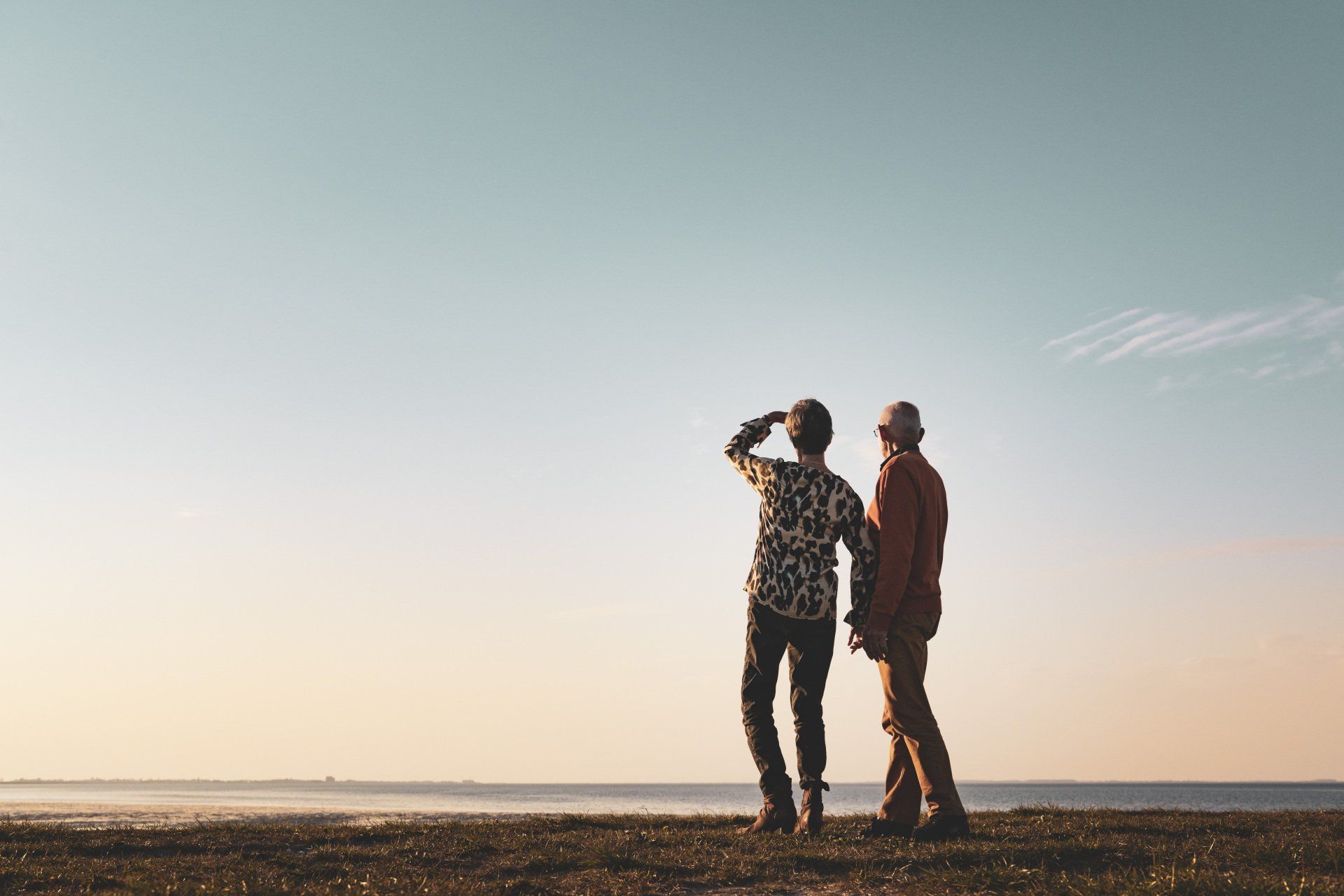Loveshoot echtpaar aan het water in Zeeland