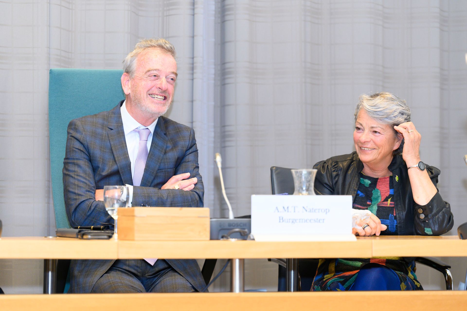 foto uit de reportage van het afscheid van burgemeester Naterop in de raadszaal van de Gemeente Kapelle