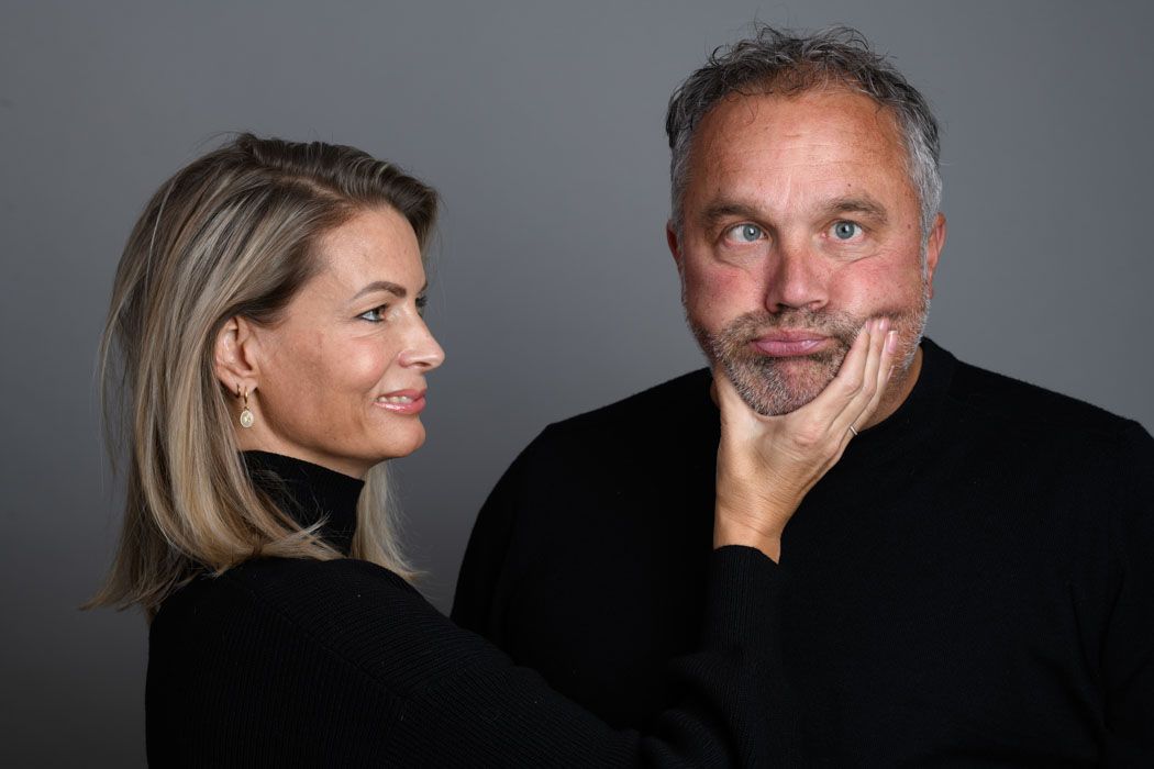 Omhelzing tijdens fotomoment