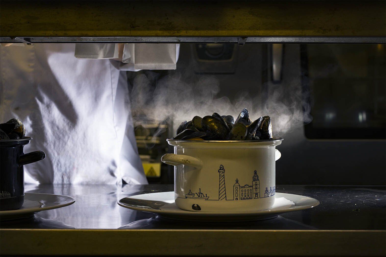 Foodfoto in de keuken van een dampende pan mosselen bij Restaurant en Havenbrasserie BomDia