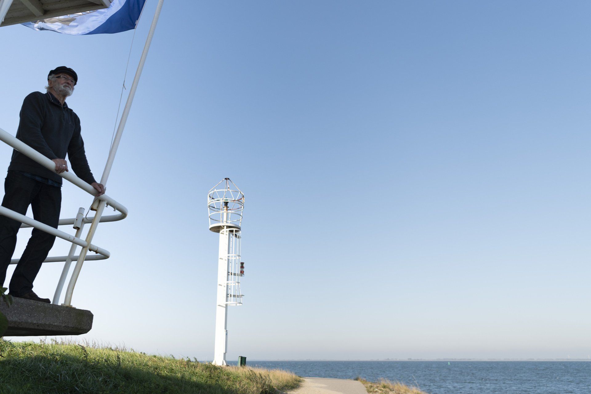 Portret voor de serie (Wo)man of the Scaldis - Adrie kijkt uit over de schelde