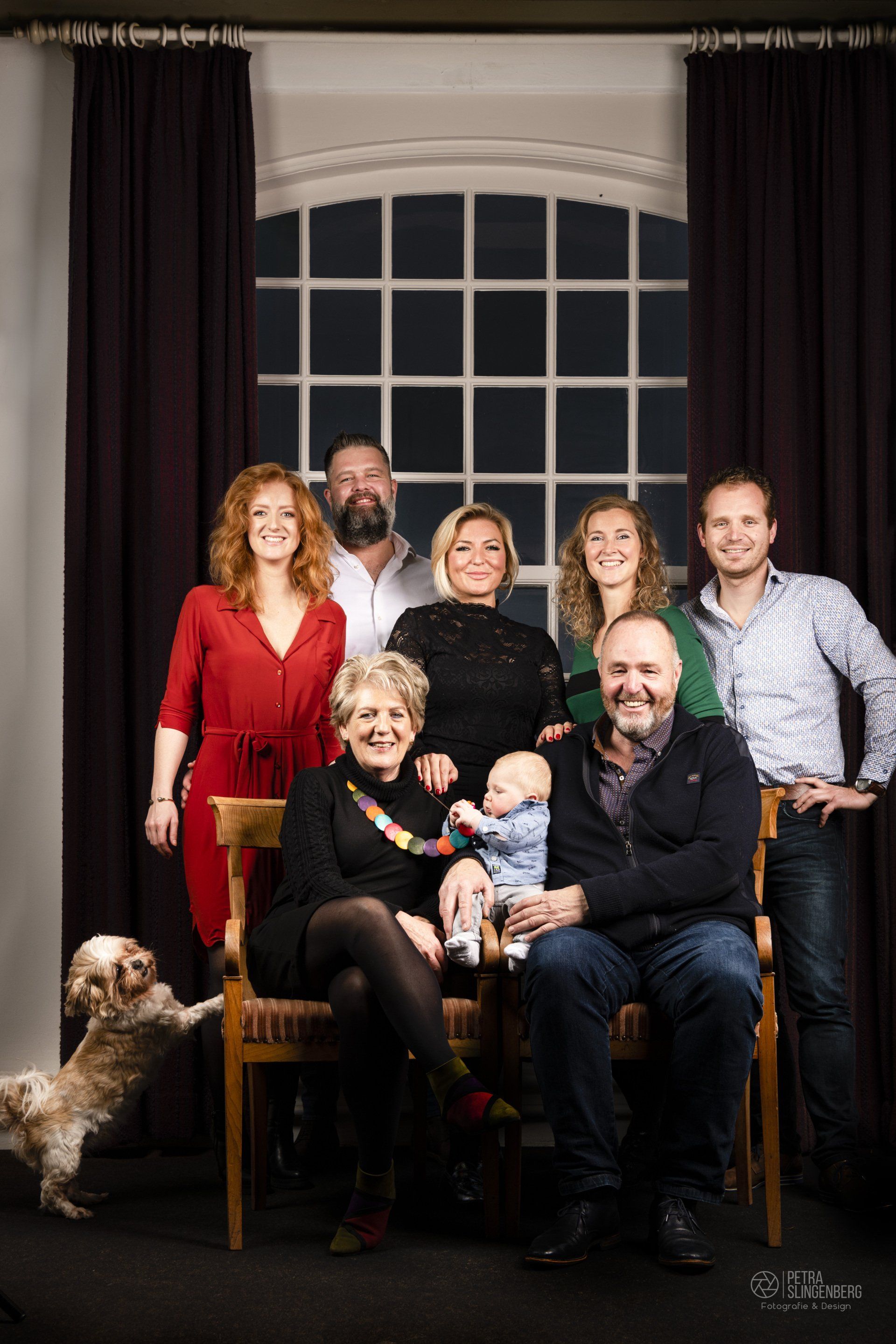 Familieportret op binnen locatie met studiolicht