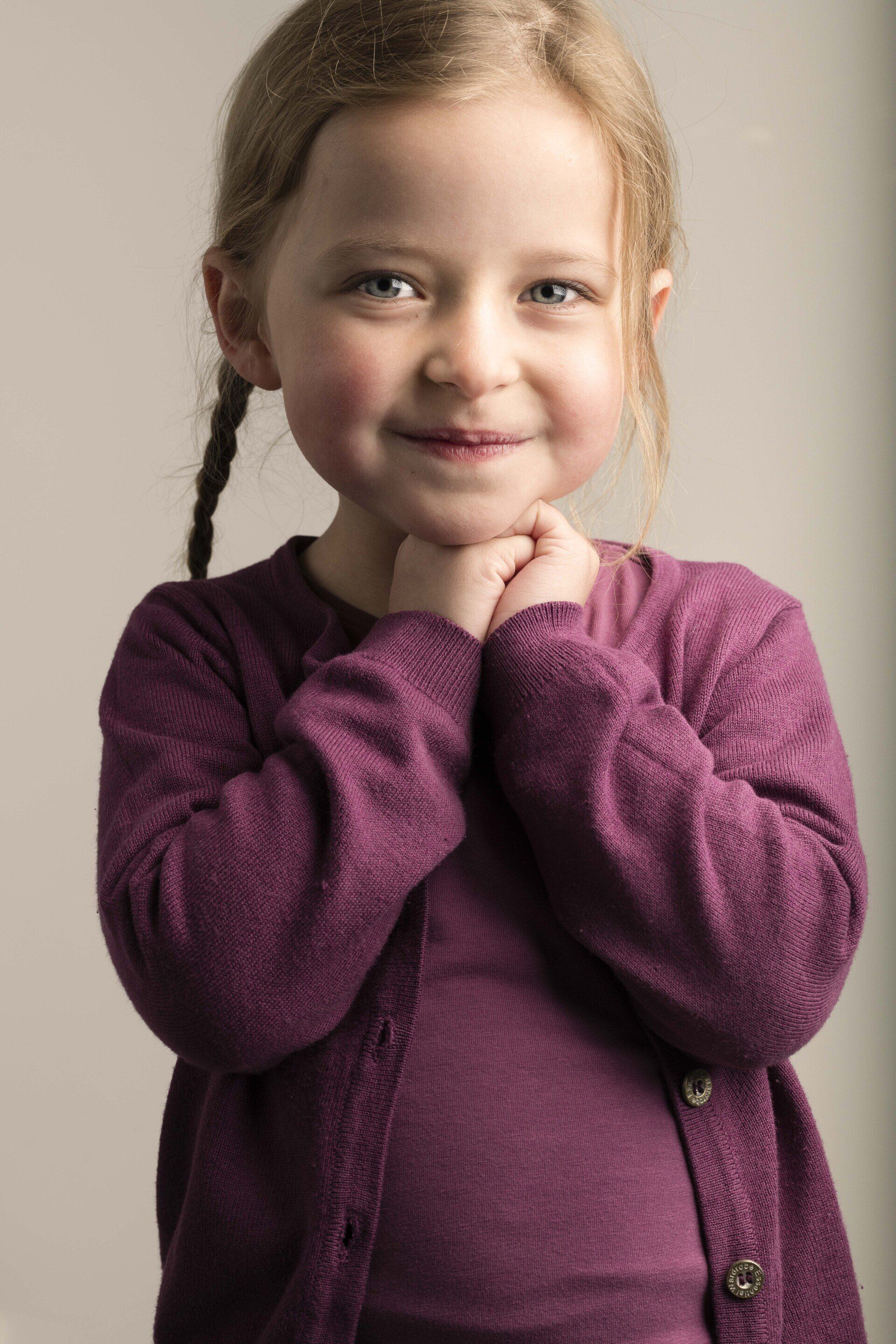 Portret foto van Leonie, genomen tijdens de communieshoot van haar broertje