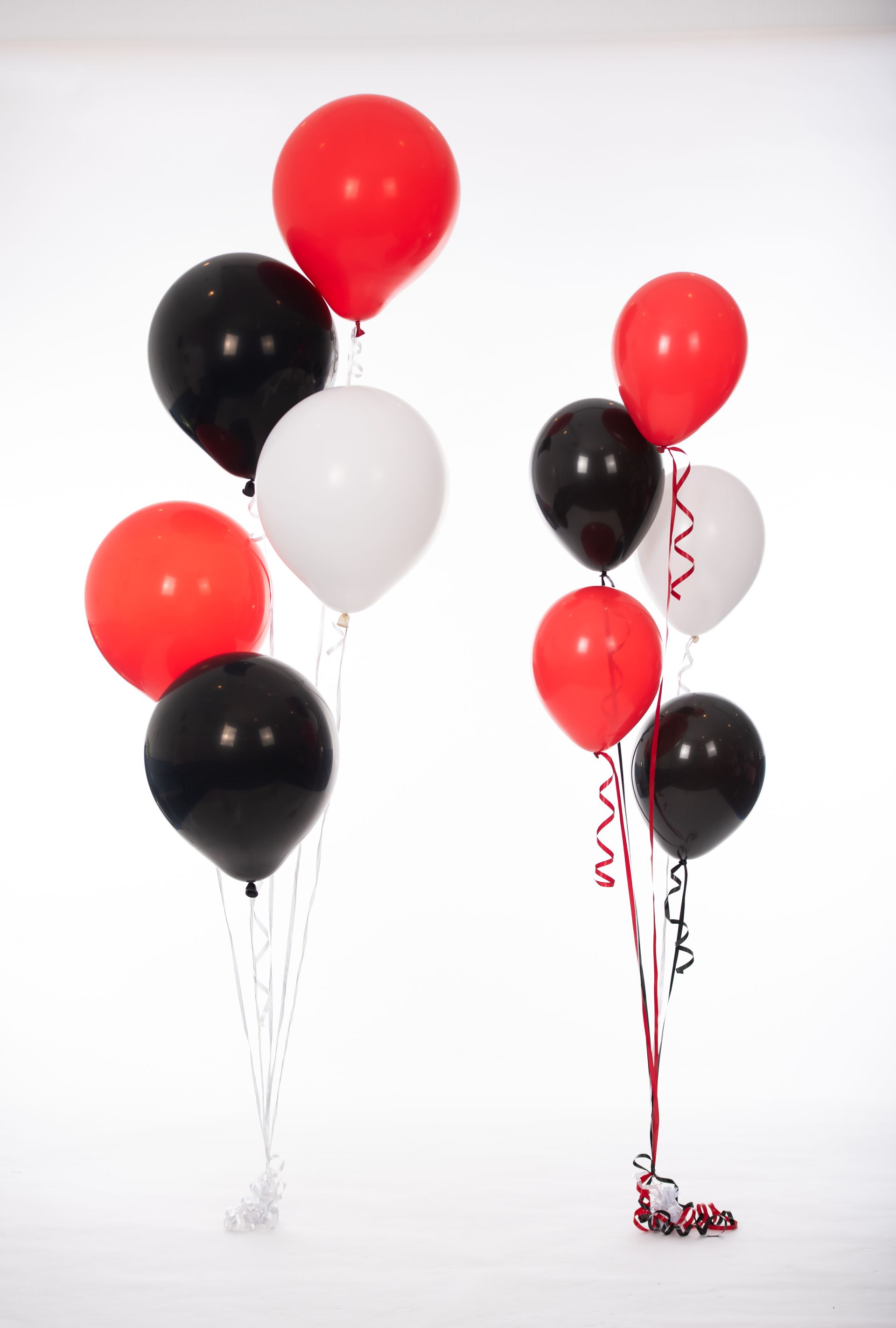 A room decorated with a pink and black balloon arch for Juliette 's birthday.