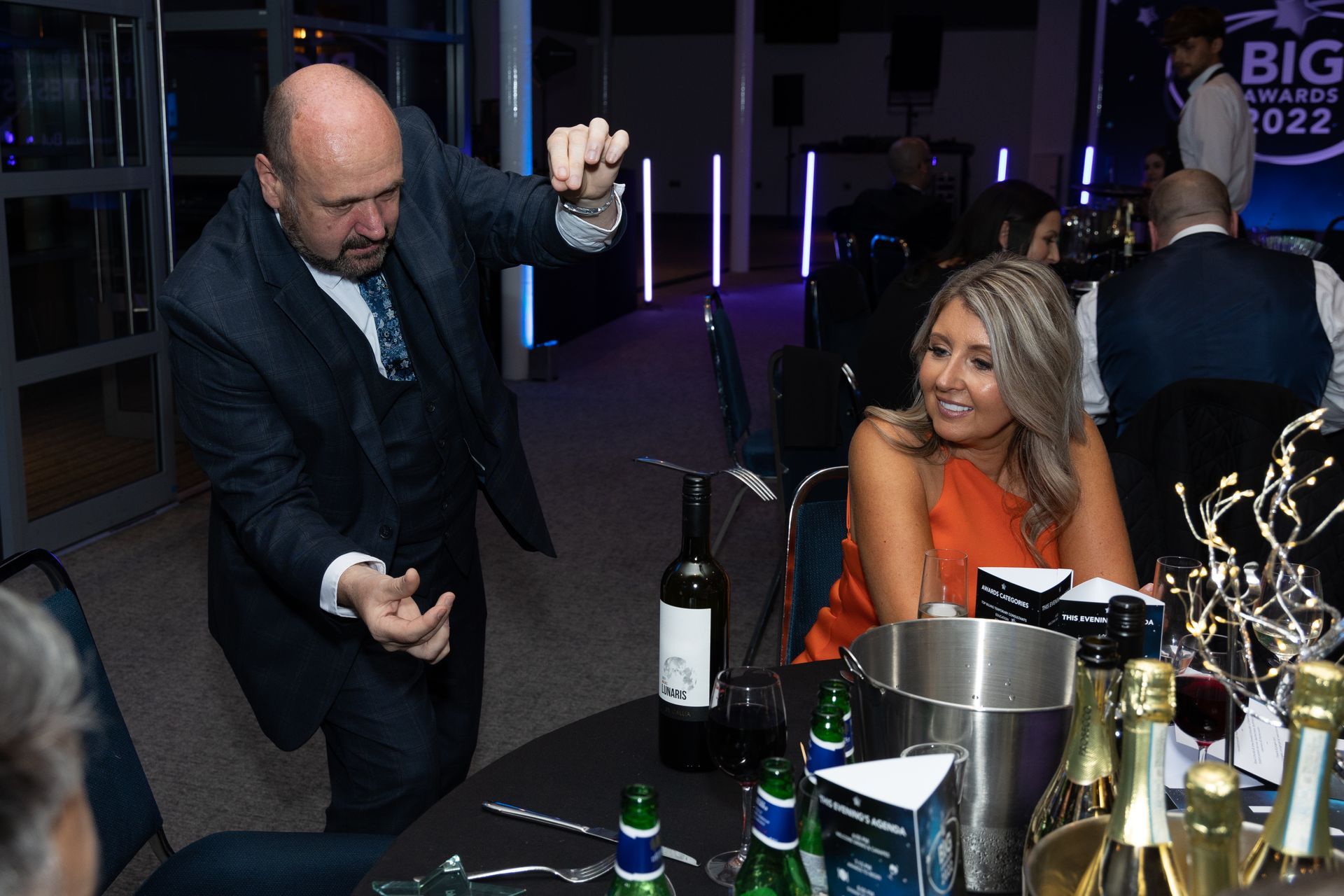Corporate magician Manchester Paul Roberts at a business event.