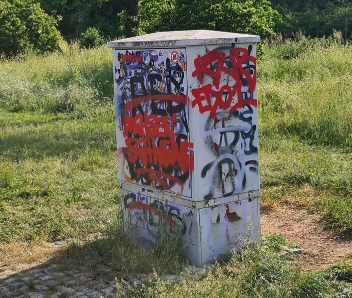 Graffitientfernung, Graffiti-Entfernung, Graffitibeseitigung, Graffiti-Beseitigung, Graffiti entfernen, Graffiti reinigen, Graffiti beseitigen, Graffiti, Perlesreut, Philippsreut, Ringelai, Röhrnbach, Saldenburg, Sankt Oswald-Riedlhütte, Schöfweg, Neuschönau, Schönberg, Spiegelau, Thurmansbang, Waldkirchen, Zenting, Abensberg, Aiglsbach, Attenhofen, Bad Abbach, Biburg, Essing, Hausen, Herrngiersdorf, Ihrlerstein, Kelheim, Kirchdorf, Langquaid, Mainburg, Neustadt a.d.Donau, Painten, Elsendorf, Riedenburg, Rohr i.NB, Saal a.d.Donau, Siegenburg, Teugn, Train, Volkenschwand, Wildenberg, Adlkofen, Aham, Altdorf, Altfraunhofen, Baierbach, Bayerbach b.Ergoldsbach, Bodenkirchen, Buch a.Erlbach, Eching, Ergolding, Ergoldsbach, Essenbach, Furth, Geisenhausen, Gerzen, Hohenthann, Kröning, Kumhausen, Neufahrn i.NB, Neufraunhofen, Niederaichbach, Obersüßbach, Pfeffenhausen, Postau, Rottenburg a.d.Laaber, Schalkham, Tiefenbach, Velden, Vilsbiburg, Vilsheim, Weihmichl, Weng, Wörth a.d.Isar, Wurmsham, Bruckberg, Aicha vorm Wald, Aidenbach, Aldersbach, Bad Füssing, Beutelsbach, Breitenberg, Büchlberg, Eging a.See, Fürstenstein, Fürstenzell, Bad Griesbach i.Rottal, Haarbach, Hauzenberg, Hofkirchen, Hutthurm, Kirchham, Kößlarn, Malching, Neuburg a.Inn, Neuhaus a.Inn, Neukirchen vorm Wald, Obernzell, Ortenburg, Pocking, Rotthalmünster, Ruderting, Ruhstorf a.d.Rott, Salzweg, Sonnen, Tettenweis, Thyrnau, Tiefenbach, Tittling, Untergriesbach, Vilshofen an der Donau, Wegscheid, Windorf, Witzmannsberg, Achslach, Arnbruck, Bayerisch Eisenstein, Bischofsmais, Bodenmais, Böbrach, Drachselsried, Frauenau, Geiersthal, Gotteszell, Kirchberg i.Wald, Kirchdorf i.Wald, Kollnburg, Langdorf, Lindberg, Patersdorf, Prackenbach, Regen, Rinchnach, Ruhmannsfelden, Teisnach, Viechtach, Zachenberg, Zwiesel, Arnstorf, Bayerbach, Bad Birnbach, Dietersburg, Eggenfelden, Egglham, Ering, Falkenberg, Gangkofen, Geratskirchen, Hebertsfelden, Johanniskirchen, Julbach, Kirchdorf a.Inn, Malgersdorf, Massing, Mitterskirchen, Pfarrkirchen, Postmünster, Reut, Rimbach, Roßbach, Schönau, Simbach a.Inn, Stubenberg, Tann, Triftern, Unterdietfurt, Wittibreut, Wurmannsquick, Zeilarn, Aholfing, Aiterhofen, Ascha, Atting, Bogen, Falkenfels, Feldkirchen, Geiselhöring, Haibach, Haselbach, Hunderdorf, Irlbach, Kirchroth, Konzell, Laberweinting, Leiblfing, Loitzendorf, Mallersdorf-Pfaffenberg, Mariaposching, Mitterfels, Neukirchen, Niederwinkling, Oberschneiding, Parkstetten, Perasdorf, Perkam, Rain, Rattenberg, Rattiszell, Salching, Sankt Englmar, Schwarzach, Stallwang, Steinach, Straßkirchen, Wiesenfelden, Windberg, Dingolfing, Eichendorf, Frontenhausen, Gottfrieding, Landau a.d.Isar, Loiching, Mamming, Marklkofen, Mengkofen, Moosthenning, Niederviehbach, Pilsting, Reisbach, Simbach, Wallersdorf, Amberg, Regensburg, Weiden i.d.OPf., Ammerthal, Auerbach i.d.OPf., Birgland, Ebermannsdorf, Edelsfeld, Ensdorf, Freihung, Freudenberg, Gebenbach, Hahnbach, Hirschau, Hirschbach, Hohenburg, Illschwang, Kastl, Königstein, Kümmersbruck, Etzelwang, Neukirchen b.Sulzbach-Rosenberg, Poppenricht, Rieden, Schmidmühlen, Schnaittenbach, Sulzbach-Rosenberg, Ursensollen, Vilseck, Weigendorf, Arnschwang, Arrach, Blaibach, Cham, Chamerau, Eschlkam, Falkenstein, Furth im Wald, Gleißenberg, Grafenwiesen, Hohenwarth, Bad Kötzting, Lam, Michelsneukirchen, Miltach, Neukirchen b.Hl.Blut, Pemfling, Pösing, Reichenbach, Rettenbach, Rimbach, Roding, Rötz, Runding, Schönthal, Schorndorf, Stamsried, Tiefenbach, Traitsching, Treffelstein, Zell, Waffenbrunn, Wald, Walderbach, Waldmünchen, Weiding, Willmering, Zandt, Lohberg, Berching, Berg b.Neumarkt i.d.OPf., Berngau, Breitenbrunn, Deining, Dietfurt a.d.Altmühl, Freystadt, Hohenfels, Lauterhofen, Lupburg, Mühlhausen, Neumarkt i.d.OPf., Parsberg, Pilsach, Postbauer-Heng, Pyrbaum, Sengenthal, Seubersdorf i.d.OPf., Velburg, Altenstadt a.d.Waldnaab, Eschenbach i.d.OPf., Eslarn, Etzenricht, Floß, Flossenbürg, Georgenberg, Grafenwöhr, Irchenrieth, Kirchendemenreuth, Kirchenthumbach, Kohlberg, Leuchtenberg, Luhe-Wildenau, Mantel, Moosbach, Neustadt a.d.Waldnaab, Neustadt am Kulm, Parkstein, Pirk, Pleystein, Trabitz, Pressath, Püchersreuth, Schirmitz, Schlammersdorf, Schwarzenbach, Speinshart, Störnstein, Tännesberg, Theisseil, Vohenstrauß, Vorbach, Waidhaus, Waldthurn, Weiherhammer, Windischeschenbach, Bechtsrieth, Alteglofsheim, Altenthann, Aufhausen, Bach a.d.Donau, Barbing, Beratzhausen, Bernhardswald, Brennberg, Brunn, Deuerling, Donaustauf, Duggendorf, Hagelstadt, Hemau, Holzheim a.Forst, Kallmünz, Köfering, Laaber, Lappersdorf, Mintraching, Mötzing, Neutraubling, Nittendorf, Obertraubling, Pentling, Pettendorf, Pfakofen, Pfatter, Pielenhofen, Regenstauf, Riekofen, Schierling, Sinzing, Sünching, Tegernheim, Thalmassing, Wenzenbach, Wiesent, Wörth a.d.Donau, Wolfsegg, Zeitlarn, Altendorf, Bodenwöhr, Bruck i.d.OPf., Burglengenfeld, Dieterskirchen, Fensterbach, Gleiritsch, Guteneck, Maxhütte-Haidhof, Nabburg, Neukirchen-Balbini, Neunburg vorm Wald, Niedermurach, Nittenau, Wernberg-Köblitz, Oberviechtach, Pfreimd, Schmidgaden, Schönsee, Schwandorf, Schwarzach b.Nabburg, Schwarzenfeld, Schwarzhofen, Stadlern, Steinberg am See, Stulln, Teublitz, Teunz, Thanstein, Trausnitz, Wackersdorf, Weiding, Winklarn, Bärnau, Brand, Ebnath, Erbendorf, Falkenberg, Friedenfels, Fuchsmühl, Immenreuth, Kastl, Kemnath, Konnersreuth, Krummennaab, Kulmain, Leonberg, Mähring, Mitterteich, Bad Neualbenreuth, Neusorg, Pechbrunn, Plößberg, Pullenreuth, Reuth b.Erbendorf, Tirschenreuth, Waldershof, Waldsassen, Wiesau, Bamberg, Bayreuth, Coburg, Hof, Altendorf, Baunach, Bischberg, Breitengüßbach, Burgebrach, Burgwindheim, Buttenheim, Ebrach, Frensdorf, Gerach, Gundelsheim, Hallstadt, Heiligenstadt i.OFr., Hirschaid, Kemmern, Königsfeld, Lauter, Lisberg, Litzendorf, Memmelsdorf, Oberhaid, Pettstadt, Pommersfelden, Priesendorf, Rattelsdorf, Reckendorf, Scheßlitz, Schönbrunn i.Steigerwald, Stadelhofen, Stegaurach, Strullendorf, Viereth-Trunstadt, Walsdorf, Wattendorf, Zapfendorf, Schlüsselfeld, Ahorntal, Aufseß, Bad Berneck i.Fichtelgebirge, Betzenstein, Bindlach, Bischofsgrün, Creußen, Eckersdorf, Emtmannsberg, Fichtelberg, Gefrees, Gesees, Glashütten, Goldkronach, Haag, Heinersreuth, Hollfeld, Hummeltal, Kirchenpingarten, Mehlmeisel, Mistelbach, Mistelgau, Pegnitz, Plankenfels, Plech, Pottenstein, Prebitz, Schnabelwaid, Seybothenreuth, Speichersdorf, Waischenfeld, Warmensteinach, Weidenberg, Ahorn, Dörfles-Esbach, Ebersdorf b.Coburg, Großheirath, Grub a.Forst, Itzgrund, Lautertal, Meeder, Neustadt b.Coburg, Niederfüllbach, Bad Rodach, Rödental, Seßlach, Sonnefeld, Untersiemau, Weidhausen b.Coburg, Weitramsdorf, Dormitz, Ebermannstadt, Effeltrich, Eggolsheim, Egloffstein, Forchheim, Gößweinstein, Gräfenberg, Hallerndorf, Hausen, Heroldsbach, Hetzles, Hiltpoltstein, Igensdorf, Kirchehrenbach, Kleinsendelbach, Kunreuth, Langensendelbach, Leutenbach, Neunkirchen a.Brand, Obertrubach, Pinzberg, Poxdorf, Pretzfeld, Unterleinleiter, Weilersbach, Weißenohe, Wiesenthau, Wiesenttal, Bad Steben, Berg, Döhlau, Feilitzsch, Gattendorf, Geroldsgrün, Helmbrechts, Issigau, Köditz, Konradsreuth, Leupoldsgrün, Lichtenberg, Münchberg, Naila, Oberkotzau, Regnitzlosau, Rehau, Schauenstein, Schwarzenbach a.d.Saale, Schwarzenbach a.Wald, Selbitz, Sparneck, Stammbach, Töpen, Trogen, Weißdorf, Zell im Fichtelgebirge, Kronach, Küps, Ludwigsstadt, Mitwitz, Nordhalben, Pressig, Reichenbach, Schneckenlohe, Steinbach a.Wald, Steinwiesen, Stockheim, Tettau, Teuschnitz, Tschirn, Marktrodach, Wallenfels, Weißenbrunn, Wilhelmsthal, Grafengehaig, Guttenberg, Harsdorf, Himmelkron, Kasendorf, Ködnitz, Kulmbach, Kupferberg, Ludwigschorgast, Mainleus, Marktleugast, Marktschorgast, Neudrossenfeld, Neuenmarkt, Presseck, Rugendorf, Stadtsteinach, Thurnau, Trebgast, Untersteinach, Wirsberg, Wonsees, Altenkunstadt, Burgkunstadt, Ebensfeld, Hochstadt a.Main, Lichtenfels, Marktgraitz, Marktzeuln, Michelau i.OFr., Redwitz a.d.Rodach, Bad Staffelstein, Weismain, Bad Alexandersbad, Arzberg, Höchstädt i.Fichtelgebirge, Hohenberg a.d.Eger, Kirchenlamitz, Marktleuthen, Marktredwitz, Nagel, Röslau, Schirnding, Schönwald, Selb, Thiersheim, Thierstein, Tröstau, Weißenstadt, Wunsiedel, Ansbach, Erlangen, Fürth, Nürnberg, Schwabach, Adelshofen, Arberg, Aurach, Bechhofen, Bruckberg, Buch a.Wald, Burgoberbach, Burk, Colmberg, Dentlein a.Forst, Diebach, Dietenhofen, Dinkelsbühl, Dombühl, Dürrwangen, Ehingen, Feuchtwangen, Flachslanden, Gebsattel, Gerolfingen, Geslau, Heilsbronn, Herrieden, Insingen, Langfurth, Lehrberg, Leutershausen, Lichtenau, Merkendorf, Mitteleschenbach, Mönchsroth, Neuendettelsau, Neusitz, Oberdachstetten, Ohrenbach, Ornbau, Petersaurach, Röckingen, Rothenburg ob der Tauber, Rügland, Sachsen b.Ansbach, Schillingsfürst, Schnelldorf, Schopfloch, Steinsfeld, Unterschwaningen, Wassertrüdingen, Weidenbach, Weihenzell, Weiltingen, Wettringen, Wieseth, Wilburgstetten, Windelsbach, Windsbach, Wittelshofen, Wörnitz, Wolframs-Eschenbach, Adelsdorf, Aurachtal, Baiersdorf, Bubenreuth, Buckenhof, Eckental, Gremsdorf, Großenseebach, Hemhofen, Heroldsberg, Herzogenaurach, Heßdorf, Höchstadt a.d.Aisch, Kalchreuth, Lonnerstadt, Marloffstein, Möhrendorf, Mühlhausen, Oberreichenbach, Röttenbach, Spardorf, Uttenreuth, Vestenbergsgreuth, Wachenroth, Weisendorf, Ammerndorf, Cadolzburg, Großhabersdorf, Langenzenn, Oberasbach, Obermichelbach, Puschendorf, Roßtal, Seukendorf, Stein, Tuchenbach, Veitsbronn, Wilhermsdorf, Zirndorf, Alfeld, Altdorf b.Nürnberg, Burgthann, Engelthal, Feucht, Happurg, Hartenstein, Henfenfeld, Hersbruck, Kirchensittenbach, Lauf a.d.Pegnitz, Leinburg, Neuhaus a.d.Pegnitz, Neunkirchen a.Sand, Offenhausen, Ottensoos, Pommelsbrunn, Reichenschwand, Röthenbach a.d.Pegnitz, Rückersdorf, Schnaittach, Schwaig b.Nürnberg, Schwarzenbruck, Simmelsdorf, Velden, Vorra, Winkelhaid, Bad Windsheim, Baudenbach, Burgbernheim, Burghaslach, Dachsbach, Diespeck, Dietersheim, Emskirchen, Ergersheim, Gallmersgarten, Gerhardshofen, Gollhofen, Gutenstetten, Hagenbüchach, Hemmersheim, Illesheim, Ippesheim, Ipsheim, Langenfeld, Marktbergel, Markt Bibart, Markt Erlbach, Markt Nordheim, Markt Taschendorf, Münchsteinach, Neuhof a.d.Zenn, Neustadt a.d.Aisch, Oberickelsheim, Obernzenn, Oberscheinfeld, Scheinfeld, Simmershofen, Sugenheim, Trautskirchen, Uehlfeld, Uffenheim, Weigenheim, Wilhelmsdorf, Abenberg, Allersberg, Büchenbach, Georgensgmünd, Greding, Heideck, Hilpoltstein, Kammerstein, Schwanstetten, Rednitzhembach, Röttenbach, Rohr, Roth, Spalt, Thalmässing, Wendelstein, Absberg, Alesheim, Muhr a.See, Bergen, Burgsalach, Dittenheim, Ellingen, Ettenstatt, Gnotzheim, Gunzenhausen, Haundorf, Heidenheim, Höttingen, Langenaltheim, Markt Berolzheim, Meinheim, Nennslingen, Pappenheim, Pfofeld, Pleinfeld, Polsingen, Raitenbuch, Solnhofen, Theilenhofen, Treuchtlingen, Weißenburg i.Bay., Westheim, Aschaffenburg, Schweinfurt, Würzburg, Alzenau, Bessenbach, Blankenbach, Karlstein a.Main, Geiselbach, Glattbach, Goldbach, Großostheim, Haibach, Heigenbrücken, Heimbuchenthal, Heinrichsthal, Hösbach, Johannesberg, Kahl a.Main, Kleinkahl, Kleinostheim, Krombach, Laufach, Mainaschaff, Mespelbrunn, Mömbris, Rothenbuch, Sailauf, Schöllkrippen, Sommerkahl, Stockstadt a.Main, Waldaschaff, Weibersbrunn, Westerngrund, Dammbach, Wiesen, Aura a.d.Saale, Bad Bocklet, Bad Brückenau, Bad Kissingen, Burkardroth, Elfershausen, Euerdorf, Fuchsstadt, Geroda, Hammelburg, Maßbach, Motten, Münnerstadt, Nüdlingen, Oberleichtersbach, Oberthulba, Oerlenbach, Ramsthal, Rannungen, Riedenberg, Schondra, Sulzthal, Thundorf i.UFr., Wartmannsroth, Wildflecken, Zeitlofs, Aubstadt, Bad Neustadt a.d.Saale, Bastheim, Bischofsheim i.d.Rhön, Fladungen, Großbardorf, Großeibstadt, Hausen, Hendungen, Herbstadt, Heustreu, Höchheim, Hohenroth, Hollstadt, Bad Königshofen i.Grabfeld, Mellrichstadt, Niederlauer, Nordheim v.d.Rhön, Oberelsbach, Oberstreu, Ostheim v.d.Rhön, Rödelmaier, Saal a.d.Saale, Salz, Sandberg, Schönau a.d.Brend, Sondheim v.d.Rhön, Stockheim, Strahlungen, Sulzdorf a.d.Lederhecke, Sulzfeld, Trappstadt, Unsleben, Willmars, Wollbach, Wülfershausen a.d.Saale, Burglauer, Aidhausen, Breitbrunn, Bundorf, Burgpreppach, Ebelsbach, Ebern, Eltmann, Gädheim, Haßfurt, Hofheim i.UFr., Riedbach, Oberaurach, Kirchlauter, Knetzgau, Königsberg i.Bay., Maroldsweisach, Theres, Pfarrweisach, Rauhenebrach, Rentweinsdorf, Sand a.Main, Stettfeld, Untermerzbach, Wonfurt, Zeil a.Main, Ermershausen, Abtswind, Albertshofen, Biebelried, Buchbrunn, Castell, Dettelbach, Geiselwind, Großlangheim, Iphofen, Kitzingen, Kleinlangheim, Mainbernheim, Mainstockheim, Marktbreit, Markt Einersheim, Marktsteft, Martinsheim, Nordheim a.Main, Obernbreit, Prichsenstadt, Rödelsee, Rüdenhausen, Schwarzach a.Main, Segnitz, Seinsheim, Sommerach, Sulzfeld a.Main, Volkach, Wiesenbronn, Wiesentheid, Willanzheim, Altenbuch, Amorbach, Bürgstadt, Collenberg, Dorfprozelten, Eichenbühl, Elsenfeld, Erlenbach a.Main, Eschau, Faulbach, Großheubach, Großwallstadt, Hausen, Kirchzell, Kleinheubach, Kleinwallstadt, Klingenberg a.Main, Laudenbach, Leidersbach, Miltenberg, Mömlingen, Mönchberg, Neunkirchen, Niedernberg, Obernburg a.Main, Röllbach, Rüdenau, Schneeberg, Stadtprozelten, Sulzbach a.Main, Weilbach, Wörth a.Main, Arnstein, Aura i.Sinngrund, Birkenfeld, Bischbrunn, Burgsinn, Erlenbach b.Marktheidenfeld, Esselbach, Eußenheim, Fellen, Frammersbach, Gemünden a.Main, Gössenheim, Gräfendorf, Hafenlohr, Hasloch, Himmelstadt, Karbach, Karlstadt, Karsbach, Kreuzwertheim, Triefenstein, Lohr a.Main, Marktheidenfeld, Mittelsinn, Neuendorf, Neuhütten, Neustadt a.Main, Obersinn, Partenstein, Rechtenbach, Retzstadt, Rieneck, Roden, Rothenfels, Schollbrunn, Steinfeld, Thüngen, Urspringen, Wiesthal, Zellingen, Bergrheinfeld, Dingolshausen, Dittelbrunn, Donnersdorf, Euerbach, Frankenwinheim, Geldersheim, Gerolzhofen, Gochsheim, Grafenrheinfeld, Grettstadt, Kolitzheim, Lülsfeld, Michelau i.Steigerwald, Niederwerrn, Oberschwarzach, Poppenhausen, Röthlein, Schonungen, Schwanfeld, Schwebheim, Sennfeld, Stadtlauringen, Sulzheim, Üchtelhausen, Waigolshausen, Wasserlosen, Werneck, Wipfeld, Aub, Bergtheim, Bieberehren, Bütthard, Eibelstadt, Eisingen, Erlabrunn, Estenfeld, Frickenhausen a.Main, Gaukönigshofen, Gelchsheim, Gerbrunn, Geroldshausen, Giebelstadt, Greußenheim, Güntersleben, Hausen b.Würzburg, Helmstadt, Hettstadt, Höchberg, Holzkirchen, Kirchheim, Kist, Kleinrinderfeld, Kürnach, Margetshöchheim, Neubrunn, Altertheim, Eisenheim, Oberpleichfeld, Ochsenfurt, Prosselsheim, Randersacker, Reichenberg, Remlingen, Riedenheim, Rimpar, Röttingen, Rottendorf, Sommerhausen, Sonderhofen, Tauberrettersheim, Theilheim, Thüngersheim, Uettingen, Leinach, Unterpleichfeld, Veitshöchheim, Waldbrunn, Waldbüttelbrunn, Winterhausen, Zell a.Main, Augsburg, Kaufbeuren, Kempten (Allgäu), Memmingen, Adelzhausen, Affing, Aichach, Aindling, Dasing, Eurasburg, Friedberg, Hollenbach, Inchenhofen, Kissing, Kühbach, Merching, Mering, Obergriesbach, Petersdorf, Pöttmes, Rehling, Ried, Schiltberg, Schmiechen, Sielenbach, Steindorf, Todtenweis, Baar (Schwaben), Adelsried, Allmannshofen, Altenmünster, Aystetten, Biberbach, Bobingen, Bonstetten, Diedorf, Dinkelscherben, Ehingen, Ellgau, Emersacker, Fischach, Gablingen, Gersthofen, Gessertshausen, Graben, Großaitingen, Heretsried, Hiltenfingen, Horgau, Kleinaitingen, Klosterlechfeld, Königsbrunn, Kühlenthal, Kutzenhausen, Langenneufnach, Langerringen, Langweid a.Lech, Meitingen, Mickhausen, Mittelneufnach, Neusäß, Nordendorf, Oberottmarshausen, Scherstetten, Schwabmünchen, Stadtbergen, Thierhaupten, Untermeitingen, Ustersbach, Walkertshofen, Wehringen, Welden, Westendorf, Zusmarshausen, Aislingen, Bachhagel, Bächingen a.d.Brenz, Binswangen, Bissingen, Blindheim, Buttenwiesen, Dillingen a.d.Donau, Glött, Gundelfingen a.d.Donau, Haunsheim, Höchstädt a.d.Donau, Holzheim, Laugna, Lauingen (Donau), Lutzingen, Mödingen, Finningen, Medlingen, Schwenningen, Syrgenstein, Villenbach, Wertingen, Wittislingen, Ziertheim, Zöschingen, Zusamaltheim, Aletshausen, Balzhausen, Ursberg, Breitenthal, Bubesheim, Bibertal, Burgau, Burtenbach, Deisenhausen, Dürrlauingen, Ebershausen, Ellzee, Günzburg, Gundremmingen, Haldenwang, Ichenhausen, Jettingen-Scheppach, Kammeltal, Kötz, Krumbach (Schwaben), Landensberg, Leipheim, Münsterhausen, Neuburg a.d.Kammel, Aichen, Offingen, Rettenbach, Röfingen, Thannhausen, Wiesenbach, Waldstetten, Waltenhausen, Winterbach, Ziemetshausen, Altenstadt, Bellenberg, Buch, Holzheim, Illertissen, Kellmünz a.d.Iller, Nersingen, Neu-Ulm, Elchingen, Oberroth, Osterberg, Pfaffenhofen a.d.Roth, Roggenburg, Senden, Unterroth, Vöhringen, Weißenhorn, Bodolz, Gestratz, Grünenbach, Heimenkirch, Hergensweiler, Lindau (Bodensee), Lindenberg i.Allgäu, Maierhöfen, Nonnenhorn, Oberreute, Opfenbach, Röthenbach (Allgäu), Scheidegg, Sigmarszell, Stiefenhofen, Wasserburg (Bodensee), Weiler-Simmerberg, Weißensberg, Hergatz, Aitrang, Biessenhofen, Baisweil, Bidingen, Buchloe, Eggenthal, Eisenberg, Friesenried, Füssen, Germaringen, Görisried, Hopferau, Günzach, Irsee, Jengen, Kaltental, Kraftisried, Lamerdingen, Lechbruck am See, Lengenwang, Marktoberdorf, Mauerstetten, Nesselwang, Obergünzburg, Oberostendorf, Osterzell, Pforzen, Pfronten, Rieden am Forggensee, Rieden, Ronsberg, Roßhaupten, Ruderatshofen, Rückholz, Schwangau, Seeg, Stötten a.Auerberg, Stöttwang, Halblech, Unterthingau, Untrasried, Waal, Wald, Westendorf, Rettenbach a.Auerberg, Amberg, Apfeltrach, Babenhausen, Bad Wörishofen, Benningen, Böhen, Boos, Breitenbrunn, Buxheim, Dirlewang, Egg a.d.Günz, Eppishausen, Erkheim, Ettringen, Fellheim, Bad Grönenbach, Hawangen, Heimertingen, Holzgünz, Kirchhaslach, Kirchheim i.Schw., Kronburg, Lachen, Lauben, Lautrach, Legau, Markt Rettenbach, Markt Wald, Memmingerberg, Mindelheim, Niederrieden, Kammlach, Oberrieden, Oberschönegg, Ottobeuren, Pfaffenhausen, Pleß, Salgen, Sontheim, Stetten, Trunkelsberg, Türkheim, Tussenhausen, Ungerhausen, Unteregg, Rammingen, Westerheim, Wiedergeltingen, Winterrieden, Wolfertschwenden, Woringen, Kettershausen, Alerheim, Amerdingen, Asbach-Bäumenheim, Auhausen, Buchdorf, Daiting, Deiningen, Donauwörth, Ederheim, Ehingen a.Ries, Forheim, Fremdingen, Fünfstetten, Genderkingen, Hainsfarth, Harburg (Schwaben), Hohenaltheim, Holzheim, Huisheim, Kaisheim, Maihingen, Marktoffingen, Marxheim, Megesheim, Mertingen, Mönchsdeggingen, Möttingen, Monheim, Münster, Munningen, Niederschönenfeld, Nördlingen, Oberndorf a.Lech, Oettingen i.Bay., Otting, Rain, Reimlingen, Rögling, Tagmersheim, Tapfheim, Wallerstein, Wechingen, Wemding, Wolferstadt, Altusried, Balderschwang, Betzigau, Blaichach, Bolsterlang, Buchenberg, Burgberg i.Allgäu, Dietmannsried, Durach, Fischen i.Allgäu, Haldenwang, Bad Hindelang, Immenstadt i.Allgäu, Lauben, Missen-Wilhams, Oy-Mittelberg, Obermaiselstein, Oberstaufen, Oberstdorf, Ofterschwang, Rettenberg, Sonthofen, Sulzberg, Waltenhofen, Weitnau, Wertach, Wiggensbach, Wildpoldsried