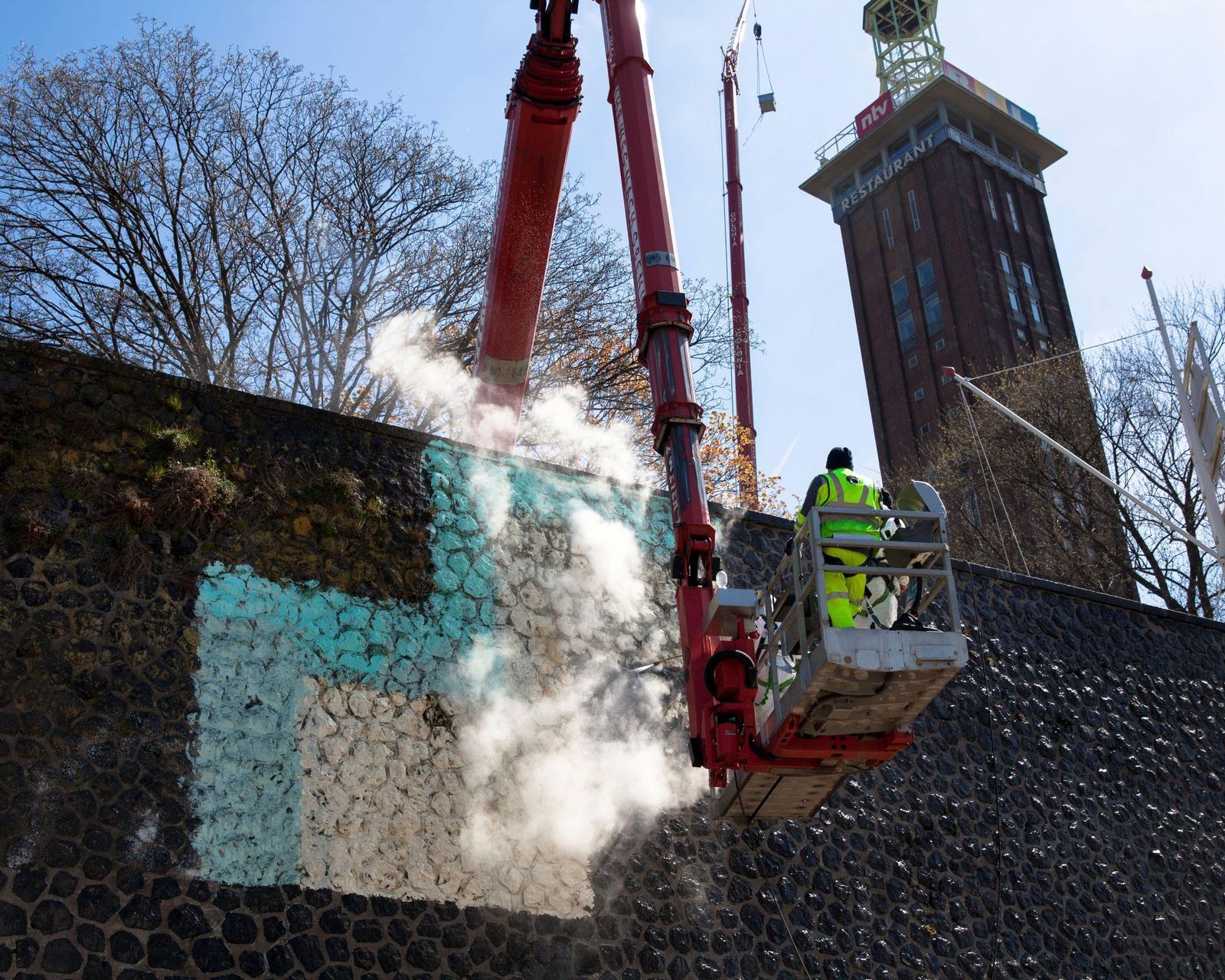 Graffitientfernung, Graffiti-Entfernung, Graffitibeseitigung, Graffiti-Beseitigung, Graffiti entfernen, Graffiti reinigen, Graffiti beseitigen, Graffiti, Landau in der Pfalz, Ludwigshafen am Rhein, Bellheim, Berg (Pfalz), Erlenbach bei Kandel, Freckenfeld, Germersheim, Hagenbach, Hatzenbühl, Hördt, Jockgrim, Kandel, Knittelsheim, Kuhardt, Leimersheim, Lingenfeld, Minfeld, Neuburg am Rhein, Neupotz, Ottersheim bei Landau, Rheinzabern, Rülzheim, Scheibenhardt, Steinweiler, Vollmersweiler, Winden, Wörth am Rhein, Albersweiler, Bad Bergzabern, Barbelroth, Billigheim-Ingenheim, Birkenhördt, Birkweiler, Böbingen, Böchingen, Böllenborn, Bornheim, Burrweiler, Dernbach, Dierbach, Dörrenbach, Edenkoben, Eschbach, Essingen, Eußerthal, Flemlingen, Frankweiler, Gleisweiler, Gleiszellen-Gleishorbach, Göcklingen, Gossersweiler-Stein, Hainfeld, Hergersweiler, Herxheim bei Landau/ Pfalz, Herxheimweyher, Heuchelheim-Klingen, Hochstadt (Pfalz), Ilbesheim bei Landau in der Pfalz, Impflingen, Insheim, Kapellen-Drusweiler, Kapsweyer, Klingenmünster, Knöringen, Leinsweiler, Münchweiler am Klingbach, Niederhorbach, Niederotterbach, Oberhausen, Oberotterbach, Oberschlettenbach, Offenbach an der Queich, Pleisweiler-Oberhofen, Ramberg, Ranschbach, Rhodt unter Rietburg, Rinnthal, Rohrbach, Roschbach, Sankt Martin, Schweigen-Rechtenbach, Schweighofen, Siebeldingen, Silz, Steinfeld, Völkersweiler, Vorderweidenthal, Waldhambach, Waldrohrbach, Walsheim, Wernersberg, Weyher in der Pfalz, Annweiler am Trifels, Bobenthal, Busenberg, Darstein, Dimbach, Erlenbach bei Dahn, Hauenstein, Lug, Niederschlettenbach, Nothweiler, Rumbach, Schwanheim, Spirkelbach, Wilgartswiesen, Bruchweiler-Bärenbach, Bundenthal, Stuttgart, Aidlingen, Altdorf, Böblingen, Bondorf, Deckenpfronn, Ehningen, Gärtringen, Gäufelden, Herrenberg, Hildrizhausen, Holzgerlingen, Leonberg, Magstadt, Mötzingen, Nufringen, Renningen, Rutesheim, Schönaich, Sindelfingen, Steinenbronn, Waldenbuch, Weil der Stadt, Weil im Schönbuch, Weissach, Jettingen, Grafenau, Altbach, Altdorf, Altenriet, Baltmannsweiler, Bempflingen, Beuren, Bissingen an der Teck, Deizisau, Denkendorf, Dettingen unter Teck, Erkenbrechtsweiler, Esslingen am Neckar, Frickenhausen, Großbettlingen, Hochdorf, Holzmaden, Kirchheim unter Teck, Köngen, Kohlberg, Lichtenwald, Neckartailfingen, Neckartenzlingen, Neidlingen, Neuffen, Neuhausen auf den Fildern, Notzingen, Nürtingen, Oberboihingen, Ohmden, Owen, Plochingen, Reichenbach an der Fils, Schlaitdorf, Unterensingen, Weilheim an der Teck, Wendlingen am Neckar, Wernau (Neckar), Wolfschlugen, Aichwald, Filderstadt, Leinfelden-Echterdingen, Lenningen, Ostfildern, Aichtal, Adelberg, Aichelberg, Albershausen, Bad Ditzenbach, Bad Überkingen, Birenbach, Böhmenkirch, Börtlingen, Bad Boll, Deggingen, Donzdorf, Drackenstein, Dürnau, Ebersbach an der Fils, Eislingen/Fils, Eschenbach, Gammelshausen, Geislingen an der Steige, Gingen an der Fils, Göppingen, Gruibingen, Hattenhofen, Heiningen, Hohenstadt, Kuchen, Mühlhausen im Täle, Ottenbach, Rechberghausen, Salach, Schlat, Schlierbach, Süßen, Uhingen, Wäschenbeuren, Wangen, Wiesensteig, Zell unter Aichelberg, Lauterstein, Affalterbach, Asperg, Benningen am Neckar, Besigheim, Bönnigheim, Ditzingen, Eberdingen, Erdmannhausen, Erligheim, Freudental, Gemmrigheim, Gerlingen, Großbottwar, Hemmingen, Hessigheim, Kirchheim am Neckar, Kornwestheim, Löchgau, Ludwigsburg, Marbach am Neckar, Markgröningen, Möglingen, Mundelsheim, Murr, Oberriexingen, Oberstenfeld, Pleidelsheim, Schwieberdingen, Sersheim, Steinheim an der Murr, Tamm, Vaihingen an der Enz, Walheim, Sachsenheim, Ingersheim, Freiberg am Neckar, Bietigheim-Bissingen, Korntal-Münchingen, Remseck am Neckar, Alfdorf, Allmersbach im Tal, Althütte, Auenwald, Backnang, Burgstetten, Fellbach, Großerlach, Kaisersbach, Kirchberg an der Murr, Korb, Leutenbach, Murrhardt, Oppenweiler, Plüderhausen, Rudersberg, Schorndorf, Schwaikheim, Spiegelberg, Sulzbach an der Murr, Urbach, Waiblingen, Weissach im Tal, Welzheim, Winnenden, Winterbach, Aspach, Berglen, Remshalden, Weinstadt, Kernen im Remstal, Heilbronn, Abstatt, Bad Friedrichshall, Bad Rappenau, Bad Wimpfen, Beilstein, Brackenheim, Cleebronn, Eberstadt, Ellhofen, Eppingen, Erlenbach, Flein, Gemmingen, Güglingen, Gundelsheim, Ilsfeld, Ittlingen, Jagsthausen, Kirchardt, Lauffen am Neckar, Lehrensteinsfeld, Leingarten, Löwenstein, Massenbachhausen, Möckmühl, Neckarsulm, Neckarwestheim, Neudenau, Neuenstadt am Kocher, Nordheim, Oedheim, Offenau, Pfaffenhofen, Roigheim, Schwaigern, Siegelsbach, Talheim, Untereisesheim, Untergruppenbach, Weinsberg, Widdern, Wüstenrot, Zaberfeld, Obersulm, Hardthausen am Kocher, Langenbrettach, Bretzfeld, Dörzbach, Forchtenberg, Ingelfingen, Krautheim, Künzelsau, Kupferzell, Mulfingen, Neuenstein, Niedernhall, Öhringen, Pfedelbach, Schöntal, Waldenburg, Weißbach, Zweiflingen, Blaufelden, Braunsbach, Bühlertann, Bühlerzell, Crailsheim, Fichtenberg, Gaildorf, Gerabronn, Ilshofen, Kirchberg an der Jagst, Langenburg, Mainhardt, Michelbach an der Bilz, Michelfeld, Oberrot, Obersontheim, Rot am See, Satteldorf, Schrozberg, Schwäbisch Hall, Sulzbach-Laufen, Untermünkheim, Vellberg, Wallhausen, Wolpertshausen, Rosengarten, Kreßberg, Fichtenau, Frankenhardt, Stimpfach, Assamstadt, Bad Mergentheim, Boxberg, Creglingen, Freudenberg, Großrinderfeld, Grünsfeld, Igersheim, Königheim, Külsheim, Niederstetten, Tauberbischofsheim, Weikersheim, Werbach, Wertheim, Wittighausen, Ahorn, Lauda-Königshofen, Dischingen, Gerstetten, Giengen an der Brenz, Heidenheim an der Brenz, Herbrechtingen, Hermaringen, Königsbronn, Nattheim, Niederstotzingen, Sontheim an der Brenz, Steinheim am Albuch, Abtsgmünd, Adelmannsfelden, Bartholomä, Böbingen an der Rems, Bopfingen, Durlangen, Ellenberg, Ellwangen (Jagst), Eschach, Essingen, Göggingen, Gschwend, Heubach, Heuchlingen, Hüttlingen, Iggingen, Jagstzell, Kirchheim am Ries, Lauchheim, Leinzell, Lorch, Mögglingen, Mutlangen, Neresheim, Neuler, Obergröningen, Oberkochen, Rosenberg, Ruppertshofen, Schechingen, Schwäbisch Gmünd, Spraitbach, Stödtlen, Täferrot, Tannhausen, Unterschneidheim, Waldstetten, Westhausen, Wört, Riesbürg, Aalen, Rainau, Baden-Baden, Karlsruhe, Bretten, Bruchsal, Ettlingen, Forst, Gondelsheim, Hambrücken, Kronau, Kürnbach, Malsch, Marxzell, Oberderdingen, Östringen, Philippsburg, Sulzfeld, Ubstadt-Weiher, Walzbachtal, Weingarten (Baden), Zaisenhausen, Karlsbad, Kraichtal, Graben-Neudorf, Bad Schönborn, Pfinztal, Eggenstein-Leopoldshafen, Karlsdorf-Neuthard, Linkenheim-Hochstetten, Waghäusel, Oberhausen-Rheinhausen, Rheinstetten, Stutensee, Waldbronn, Dettenheim, Au am Rhein, Bietigheim, Bischweier, Bühl, Bühlertal, Durmersheim, Elchesheim-Illingen, Forbach, Gaggenau, Gernsbach, Hügelsheim, Iffezheim, Kuppenheim, Lichtenau, Loffenau, Muggensturm, Ötigheim, Ottersweier, Rastatt, Sinzheim, Steinmauern, Weisenbach, Rheinmünster, Heidelberg, Mannheim, Adelsheim, Aglasterhausen, Billigheim, Binau, Buchen (Odenwald), Fahrenbach, Hardheim, Haßmersheim, Höpfingen, Hüffenhardt, Limbach, Mosbach, Mudau, Neckargerach, Neckarzimmern, Neunkirchen, Obrigheim, Osterburken, Rosenberg, Seckach, Walldürn, Zwingenberg, Ravenstein, Schefflenz, Schwarzach, Elztal, Waldbrunn, Epfenbach, Eppelheim, Eschelbronn, Gaiberg, Heddesbach, Heddesheim, Heiligkreuzsteinach, Hemsbach, Hockenheim, Ilvesheim, Ketsch, Ladenburg, Laudenbach, Leimen, Malsch, Mauer, Meckesheim, Mühlhausen, Neckarbischofsheim, Neckargemünd, Neidenstein, Neulußheim, Nußloch, Oftersheim, Plankstadt, Rauenberg, Reichartshausen, Reilingen, Sandhausen, Schönau, Schönbrunn, Schriesheim, Schwetzingen, Sinsheim, Spechbach, Waibstadt, Walldorf, Weinheim, Wiesenbach, Wiesloch, Wilhelmsfeld, Zuzenhausen, Angelbachtal, St. Leon-Rot, Lobbach, Edingen-Neckarhausen, Helmstadt-Bargen, Hirschberg an der Bergstraße, Pforzheim, Altensteig, Althengstett, Bad Liebenzell, Dobel, Ebhausen, Egenhausen, Enzklösterle, Gechingen, Haiterbach, Bad Herrenalb, Höfen an der Enz, Nagold, Neubulach, Neuweiler, Oberreichenbach, Ostelsheim, Rohrdorf, Schömberg, Simmersfeld, Simmozheim, Unterreichenbach, Bad Wildbad, Wildberg, Bad Teinach-Zavelstein, Calw, Birkenfeld, Eisingen, Engelsbrand, Friolzheim, Heimsheim, Illingen, Ispringen, Kieselbronn, Knittlingen, Maulbronn, Mönsheim, Mühlacker, Neuenbürg, Neuhausen, Niefern-Öschelbronn, Ötisheim, Sternenfels, Tiefenbronn, Wiernsheim, Wimsheim, Wurmberg, Keltern, Remchingen, Straubenhardt, Neulingen, Kämpfelbach, Ölbronn-Dürrn, Königsbach-Stein, Alpirsbach, Baiersbronn, Dornstetten, Empfingen, Eutingen im Gäu, Freudenstadt, Glatten, Grömbach, Horb am Neckar, Loßburg, Pfalzgrafenweiler, Schopfloch, Wörnersberg, Seewald, Waldachtal, Bad Rippoldsau-Schapbach, Freiburg im Breisgau, Au, Auggen, Bad Krozingen, Badenweiler, Ballrechten-Dottingen, Bötzingen, Bollschweil, Breisach am Rhein, Breitnau, Buchenbach, Buggingen, Ebringen, Eichstetten am Kaiserstuhl, Eisenbach (Hochschwarzwald), Eschbach, Feldberg (Schwarzwald), Friedenweiler, Glottertal, Gottenheim, Gundelfingen, Hartheim am Rhein, Heitersheim, Heuweiler, Hinterzarten, Horben, Ihringen, Kirchzarten, Lenzkirch, Löffingen, Merdingen, Merzhausen, Müllheim im Markgräflerland, Neuenburg am Rhein, Oberried, Pfaffenweiler, St. Märgen, St. Peter, Schallstadt, Schluchsee, Sölden, Staufen im Breisgau, Stegen, Sulzburg, Titisee-Neustadt, Umkirch, Wittnau, Münstertal/Schwarzwald, Ehrenkirchen, March, Vogtsburg im Kaiserstuhl, Bahlingen am Kaiserstuhl, Biederbach, Denzlingen, Elzach, Emmendingen, Endingen am Kaiserstuhl, Forchheim, Gutach im Breisgau, Herbolzheim, Kenzingen, Malterdingen, Reute, Riegel am Kaiserstuhl, Sasbach am Kaiserstuhl, Sexau, Simonswald, Teningen, Vörstetten, Weisweil, Wyhl am Kaiserstuhl, Rheinhausen, Freiamt, Winden im Elztal, Waldkirch, Achern, Appenweier, Bad Peterstal-Griesbach, Berghaupten, Biberach, Durbach, Ettenheim, Fischerbach, Friesenheim, Gengenbach, Gutach (Schwarzwaldbahn), Haslach im Kinzigtal, Hausach, Hofstetten, Hohberg, Hornberg, Kappelrodeck, Kehl, Kippenheim, Lahr/Schwarzwald, Lautenbach, Lauf, Mahlberg, Meißenheim, Mühlenbach, Nordrach, Oberharmersbach, Oberkirch, Oberwolfach, Offenburg, Ohlsbach, Oppenau, Ortenberg, Ottenhöfen im Schwarzwald, Renchen, Ringsheim, Rust, Sasbach, Sasbachwalden, Schuttertal, Schutterwald, Seebach, Seelbach, Steinach, Willstätt, Wolfach, Zell am Harmersbach, Schwanau, Neuried, Kappel-Grafenhausen, Rheinau, Aichhalden, Bösingen, Dietingen, Dornhan, Dunningen, Epfendorf, Hardt, Lauterbach, Oberndorf am Neckar, Rottweil, Schenkenzell, Schiltach, Schramberg, Sulz am Neckar, Villingendorf, Vöhringen, Wellendingen, Zimmern ob Rottweil, Fluorn-Winzeln, Eschbronn, Deißlingen, Bad Dürrheim, Blumberg, Bräunlingen, Dauchingen, Donaueschingen, Furtwangen im Schwarzwald, Gütenbach, Hüfingen, Königsfeld im Schwarzwald, Mönchweiler, Niedereschach, St. Georgen im Schwarzwald, Schönwald im Schwarzwald, Schonach im Schwarzwald, Triberg im Schwarzwald, Tuningen, Unterkirnach, Vöhrenbach, Villingen-Schwenningen, Brigachtal, Aldingen, Bärenthal, Balgheim, Böttingen, Bubsheim, Buchheim, Deilingen, Denkingen, Dürbheim, Durchhausen, Egesheim, Fridingen an der Donau, Frittlingen, Geisingen, Gosheim, Gunningen, Hausen ob Verena, Immendingen, Irndorf, Königsheim, Kolbingen, Mahlstetten, Mühlheim an der Donau, Neuhausen ob Eck, Reichenbach am Heuberg, Renquishausen, Spaichingen, Talheim, Trossingen, Tuttlingen, Wehingen, Wurmlingen, Seitingen-Oberflacht, Rietheim-Weilheim, Emmingen-Liptingen, Aach, Allensbach, Büsingen am Hochrhein, Eigeltingen, Engen, Gaienhofen, Gailingen am Hochrhein, Gottmadingen, Hilzingen, Konstanz, Moos, Mühlingen, Öhningen, Radolfzell am Bodensee, Reichenau, Singen (Hohentwiel), Steißlingen, Stockach, Tengen, Volkertshausen, Hohenfels, Mühlhausen-Ehingen, Bodman-Ludwigshafen, Orsingen-Nenzingen, Rielasingen-Worblingen, Aitern, Bad Bellingen, Binzen, Böllen, Efringen-Kirchen, Eimeldingen, Fischingen, Fröhnd, Hasel, Hausen im Wiesental, Inzlingen, Kandern, Lörrach, Maulburg, Rheinfelden (Baden), Rümmingen, Schallbach, Schliengen, Schönau im Schwarzwald, Schönenberg, Schopfheim, Schwörstadt, Steinen, Todtnau, Tunau, Utzenfeld, Weil am Rhein, Wembach, Wieden, Wittlingen, Zell im Wiesental, Malsburg-Marzell, Grenzach-Wyhlen, Häg-Ehrsberg, Kleines Wiesental, Albbruck, Bernau im Schwarzwald, Bonndorf im Schwarzwald, Dachsberg (Südschwarzwald), Dettighofen, Dogern, Görwihl, Grafenhausen, Häusern, Herrischried, Höchenschwand, Hohentengen am Hochrhein, Ibach, Jestetten, Klettgau, Lauchringen, Laufenburg (Baden), Lottstetten, Murg, Rickenbach, Bad Säckingen, St. Blasien, Stühlingen, Todtmoos, Wehr, Weilheim, Wutöschingen, Eggingen, Küssaberg, Waldshut-Tiengen, Wutach, Ühlingen-Birkendorf, Dettingen an der Erms, Eningen unter Achalm, Gomadingen, Grabenstetten, Grafenberg, Hayingen, Hülben, Mehrstetten, Metzingen, Münsingen, Pfronstetten, Pfullingen, Pliezhausen, Reutlingen, Riederich, Trochtelfingen, Bad Urach, Wannweil, Zwiefalten, Walddorfhäslach, Römerstein, Engstingen, Hohenstein, Sonnenbühl, Lichtenstein, St. Johann, Gutsbezirk Münsingen, Bodelshausen, Dettenhausen, Dußlingen, Gomaringen, Hirrlingen, Kirchentellinsfurt, Kusterdingen, Mössingen, Nehren, Ofterdingen, Rottenburg am Neckar, Tübingen, Ammerbuch, Neustetten, Starzach, Balingen, Bisingen, Bitz, Burladingen, Dautmergen, Dormettingen, Dotternhausen, Geislingen, Grosselfingen, Haigerloch, Hausen am Tann, Hechingen, Jungingen, Meßstetten, Nusplingen, Obernheim, Rangendingen, Ratshausen, Rosenfeld, Schömberg, Straßberg, Weilen unter den Rinnen, Winterlingen, Zimmern unter der Burg, Albstadt, Ulm, Allmendingen, Altheim, Altheim (Alb), Amstetten, Asselfingen, Ballendorf, Beimerstetten, Berghülen, Bernstadt, Blaubeuren, Börslingen, Breitingen, Dietenheim, Dornstadt, Ehingen (Donau), Emeringen, Emerkingen, Erbach, Griesingen, Grundsheim, Hausen am Bussen, Holzkirch, Hüttisheim, Illerrieden, Laichingen, Langenau, Lauterach, Lonsee, Merklingen, Munderkingen, Neenstetten, Nellingen, Nerenstetten, Oberdischingen, Obermarchtal, Oberstadion, Öllingen, Öpfingen, Rammingen, Rechtenstein, Rottenacker, Schelklingen, Schnürpflingen, Setzingen, Untermarchtal, Unterstadion, Unterwachingen, Weidenstetten, Westerheim, Westerstetten, Illerkirchberg, Staig, Heroldstatt, Balzheim, Blaustein, Achstetten, Alleshausen, Allmannsweiler, Altheim, Attenweiler, Bad Buchau, Bad Schussenried, Berkheim, Betzenweiler, Biberach an der Riß, Burgrieden, Dettingen an der Iller, Dürmentingen, Dürnau, Eberhardzell, Erlenmoos, Erolzheim, Ertingen, Hochdorf, Ingoldingen, Kanzach, Kirchberg an der Iller, Kirchdorf an der Iller, Langenenslingen, Laupheim, Maselheim, Mietingen, Mittelbiberach, Moosburg, Ochsenhausen, Oggelshausen, Riedlingen, Rot an der Rot, Schwendi, Seekirch, Steinhausen an der Rottum, Tannheim, Tiefenbach, Ummendorf, Unlingen, Uttenweiler, Wain, Warthausen, Schemmerhofen, Gutenzell-Hürbel, Bermatingen, Daisendorf, Eriskirch, Frickingen, Friedrichshafen, Hagnau am Bodensee, Heiligenberg, Immenstaad am Bodensee, Kressbronn am Bodensee, Langenargen, Markdorf, Meckenbeuren, Meersburg, Neukirch, Oberteuringen, Owingen, Salem, Sipplingen, Stetten, Tettnang, Überlingen, Uhldingen-Mühlhofen, Deggenhausertal, Achberg, Aichstetten, Aitrach, Altshausen, Amtzell, Aulendorf, Bad Waldsee, Bad Wurzach, Baienfurt, Baindt, Berg, Bergatreute, Bodnegg, Boms, Ebenweiler, Eichstegen, Fleischwangen, Grünkraut, Guggenhausen, Hoßkirch, Isny im Allgäu, Kißlegg, Königseggwald, Leutkirch im Allgäu, Ravensburg, Riedhausen, Schlier, Unterwaldhausen, Vogt, Waldburg, Wangen im Allgäu, Weingarten, Wilhelmsdorf, Wolfegg, Wolpertswende, Ebersbach-Musbach, Argenbühl, Horgenzell, Fronreute, Beuron, Bingen, Gammertingen, Herbertingen, Hettingen, Hohentengen, Illmensee, Inzigkofen, Krauchenwies, Leibertingen, Mengen, Meßkirch, Neufra, Ostrach, Pfullendorf, Bad Saulgau, Scheer, Schwenningen, Sigmaringen, Sigmaringendorf, Stetten am kalten Markt, Veringenstadt, Wald, Sauldorf, Herdwangen-Schönach, Ingolstadt, München, Rosenheim, Altötting, Burghausen, Burgkirchen a.d.Alz, Emmerting, Erlbach, Feichten a.d.Alz, Garching a.d.Alz, Haiming, Halsbach, Kastl, Kirchweidach, Marktl, Mehring, Neuötting, Perach, Pleiskirchen, Reischach, Stammham, Teising, Töging a.Inn, Tüßling, Tyrlaching, Unterneukirchen, Winhöring, Ainring, Anger, Bad Reichenhall, Bayerisch Gmain, Berchtesgaden, Bischofswiesen, Freilassing, Laufen, Marktschellenberg, Piding, Ramsau b.Berchtesgaden, Saaldorf-Surheim, Schneizlreuth, Schönau a.Königssee, Teisendorf, Bad Heilbrunn, Bad Tölz, Benediktbeuern, Bichl, Dietramszell, Egling, Eurasburg, Gaißach, Geretsried, Greiling, Icking, Jachenau, Kochel a.See, Königsdorf, Lenggries, Münsing, Reichersbeuern, Sachsenkam, Schlehdorf, Wackersberg, Wolfratshausen, Altomünster, Bergkirchen, Dachau, Erdweg, Haimhausen, Hebertshausen, Karlsfeld, Markt Indersdorf, Odelzhausen, Petershausen, Pfaffenhofen a.d.Glonn, Röhrmoos, Schwabhausen, Sulzemoos, Hilgertshausen-Tandern, Vierkirchen, Weichs, Anzing, Aßling, Baiern, Bruck, Ebersberg, Egmating, Forstinning, Frauenneuharting, Glonn, Grafing b.München, Hohenlinden, Kirchseeon, Markt Schwaben, Moosach, Oberpframmern, Vaterstetten, Pliening, Poing, Emmering, Steinhöring, Zorneding, Adelschlag, Altmannstein, Beilngries, Böhmfeld, Buxheim, Denkendorf, Dollnstein, Egweil, Eichstätt, Eitensheim, Gaimersheim, Großmehring, Hepberg, Hitzhofen, Kinding, Kipfenberg, Kösching, Lenting, Mindelstetten, Mörnsheim, Nassenfels, Oberdolling, Pförring, Pollenfeld, Schernfeld, Stammham, Titting, Walting, Wellheim, Wettstetten, Berglern, Bockhorn, Buch a.Buchrain, Dorfen, Eitting, Erding, Finsing, Forstern, Fraunberg, Hohenpolding, Inning a.Holz, Isen, Kirchberg, Langenpreising, Lengdorf, Moosinning, Neuching, Oberding, Ottenhofen, Pastetten, Sankt Wolfgang, Steinkirchen, Taufkirchen (Vils), Walpertskirchen, Wartenberg, Wörth, Allershausen, Attenkirchen, Au i.d.Hallertau, Eching, Rudelzhausen, Fahrenzhausen, Freising, Gammelsdorf, Haag a.d.Amper, Hallbergmoos, Hörgertshausen, Hohenkammer, Kirchdorf a.d.Amper, Kranzberg, Langenbach, Marzling, Mauern, Moosburg a.d.Isar, Nandlstadt, Neufahrn b.Freising, Paunzhausen, Wang, Wolfersdorf, Zolling, Adelshofen, Alling, Althegnenberg, Egenhofen, Eichenau, Emmering, Fürstenfeldbruck, Germering, Grafrath, Gröbenzell, Hattenhofen, Jesenwang, Kottgeisering, Landsberied, Maisach, Mammendorf, Mittelstetten, Moorenweis, Oberschweinbach, Olching, Puchheim, Schöngeising, Türkenfeld, Bad Kohlgrub, Bad Bayersoien, Eschenlohe, Ettal, Farchant, Garmisch-Partenkirchen, Grainau, Großweil, Krün, Mittenwald, Murnau a.Staffelsee, Oberammergau, Oberau, Ohlstadt, Riegsee, Saulgrub, Schwaigen, Seehausen a.Staffelsee, Spatzenhausen, Uffing a.Staffelsee, Unterammergau, Wallgau, Apfeldorf, Denklingen, Dießen am Ammersee, Eching am Ammersee, Egling a.d.Paar, Eresing, Finning, Fuchstal, Geltendorf, Greifenberg, Hofstetten, Hurlach, Igling, Kaufering, Kinsau, Landsberg am Lech, Obermeitingen, Penzing, Vilgertshofen, Prittriching, Reichling, Rott, Scheuring, Schondorf am Ammersee, Schwifting, Pürgen, Thaining, Unterdießen, Utting am Ammersee, Weil, Windach, Bad Wiessee, Bayrischzell, Fischbachau, Gmund a.Tegernsee, Hausham, Holzkirchen, Irschenberg, Kreuth, Miesbach, Otterfing, Rottach-Egern, Schliersee, Tegernsee, Valley, Waakirchen, Warngau, Weyarn, Ampfing, Aschau a.Inn, Buchbach, Egglkofen, Erharting, Gars a.Inn, Haag i.OB, Heldenstein, Jettenbach, Kirchdorf, Kraiburg a.Inn, Lohkirchen, Maitenbeth, Mettenheim, Mühldorf a.Inn, Neumarkt-Sankt Veit, Niederbergkirchen, Niedertaufkirchen, Oberbergkirchen, Oberneukirchen, Obertaufkirchen, Polling, Rattenkirchen, Rechtmehring, Reichertsheim, Schönberg, Schwindegg, Taufkirchen, Unterreit, Waldkraiburg, Zangberg, Aschheim, Baierbrunn, Brunnthal, Feldkirchen, Garching b.München, Gräfelfing, Grasbrunn, Grünwald, Haar, Höhenkirchen-Siegertsbrunn, Hohenbrunn, Ismaning, Kirchheim b.München, Neuried, Oberhaching, Oberschleißheim, Ottobrunn, Aying, Planegg, Pullach i.Isartal, Putzbrunn, Sauerlach, Schäftlarn, Straßlach-Dingharting, Taufkirchen, Neubiberg, Unterföhring, Unterhaching, Unterschleißheim, Aresing, Berg im Gau, Bergheim, Brunnen, Burgheim, Ehekirchen, Gachenbach, Karlshuld, Karlskron, Langenmosen, Neuburg a.d.Donau, Oberhausen, Rennertshofen, Rohrenfels, Schrobenhausen, Königsmoos, Waidhofen, Weichering, Baar-Ebenhausen, Ernsgaden, Geisenfeld, Gerolsbach, Hettenshausen, Hohenwart, Ilmmünster, Jetzendorf, Manching, Münchsmünster, Pfaffenhofen a.d.Ilm, Pörnbach, Reichertshausen, Reichertshofen, Rohrbach, Scheyern, Schweitenkirchen, Vohburg a.d.Donau, Wolnzach, Amerang, Aschau i.Chiemgau, Babensham, Bad Aibling, Bernau a.Chiemsee, Brannenburg, Breitbrunn a.Chiemsee, Bruckmühl, Chiemsee, Edling, Eggstätt, Eiselfing, Bad Endorf, Bad Feilnbach, Feldkirchen-Westerham, Flintsbach a.Inn, Frasdorf, Griesstätt, Großkarolinenfeld, Gstadt a.Chiemsee, Halfing, Schechen, Höslwang, Kiefersfelden, Kolbermoor, Neubeuern, Nußdorf a.Inn, Oberaudorf, Pfaffing, Prien a.Chiemsee, Prutting, Ramerberg, Raubling, Riedering, Rimsting, Rohrdorf, Rott a.Inn, Samerberg, Schonstett, Söchtenau, Soyen, Stephanskirchen, Tuntenhausen, Vogtareuth, Wasserburg a.Inn, Albaching, Berg, Andechs, Feldafing, Gauting, Gilching, Herrsching a.Ammersee, Inning a.Ammersee, Krailling, Seefeld, Pöcking, Starnberg, Tutzing, Weßling, Wörthsee, Altenmarkt a.d.Alz, Bergen, Chieming, Engelsberg, Fridolfing, Grabenstätt, Grassau, Inzell, Kienberg, Kirchanschöring, Marquartstein, Nußdorf, Obing, Palling, Petting, Pittenhart, Reit im Winkl, Ruhpolding, Schleching, Schnaitsee, Seeon-Seebruck, Siegsdorf, Staudach-Egerndach, Surberg, Tacherting, Taching a.See, Tittmoning, Traunreut, Traunstein, Trostberg, Übersee, Unterwössen, Vachendorf, Waging a.See, Wonneberg, Altenstadt, Antdorf, Bernbeuren, Bernried am Starnberger See, Böbing, Burggen, Eberfing, Eglfing, Habach, Hohenfurch, Hohenpeißenberg, Huglfing, Iffeldorf, Ingenried, Oberhausen, Obersöchering, Pähl, Peißenberg, Peiting, Penzberg, Polling, Prem, Raisting, Rottenbuch, Schongau, Schwabbruck, Schwabsoien, Seeshaupt, Sindelsdorf, Steingaden, Weilheim i.OB, Wessobrunn, Wielenbach, Wildsteig, Landshut, Passau, Straubing, Aholming, Auerbach, Außernzell, Bernried, Buchhofen, Deggendorf, Grafling, Grattersdorf, Hengersberg, Hunding, Iggensbach, Künzing, Lalling, Metten, Moos, Niederalteich, Oberpöring, Offenberg, Osterhofen, Otzing, Plattling, Schaufling, Schöllnach, Stephansposching, Wallerfing, Winzer, Eppenschlag, Freyung, Fürsteneck, Grafenau, Grainet, Haidmühle, Hinterschmiding, Hohenau, Innernzell, Jandelsbrunn, Mauth, Neureichenau