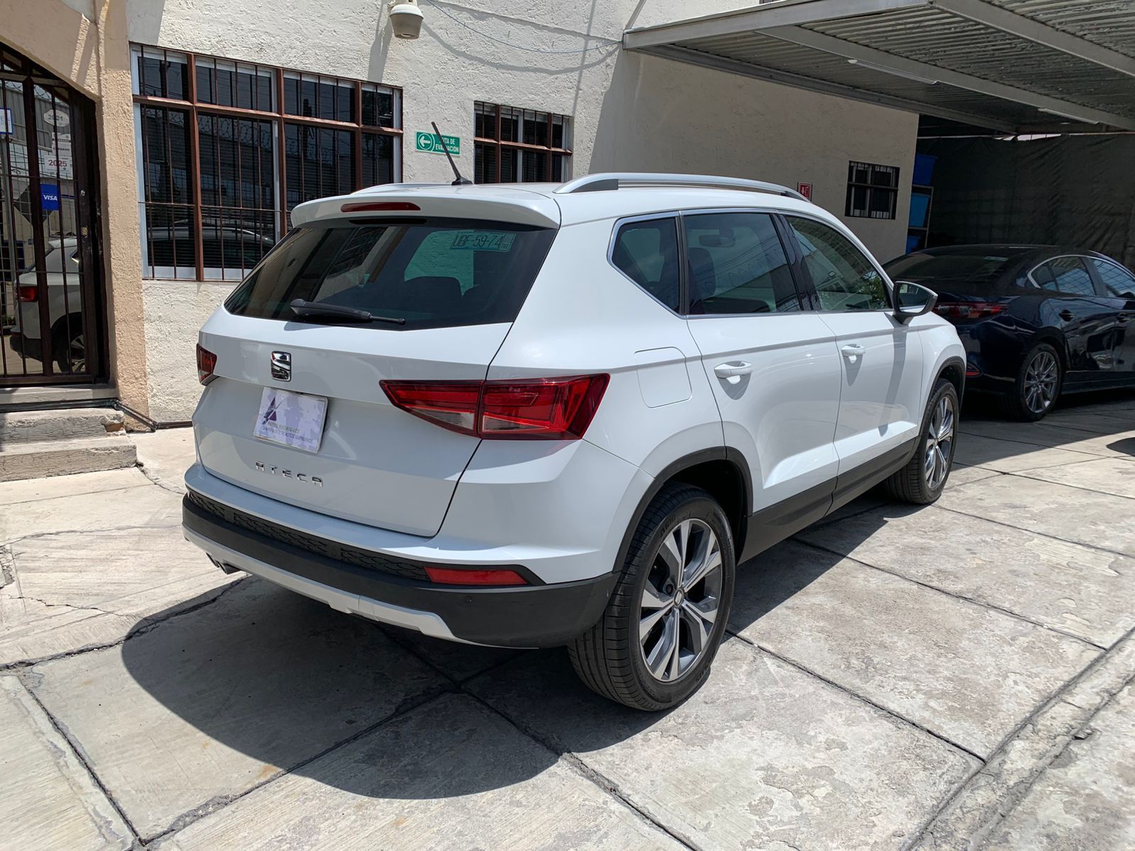 SUV Seat Ateca color blanco estacionado en una calle de la ciudad.