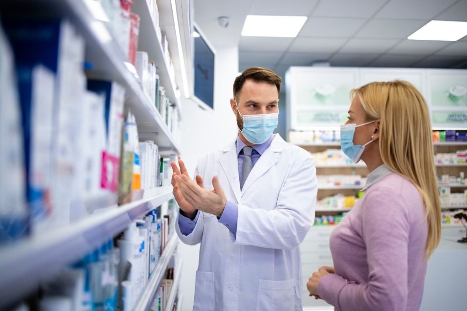 farmacista con cliente