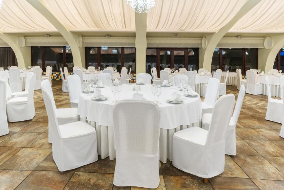 sala di hotel allestita per ricevimento