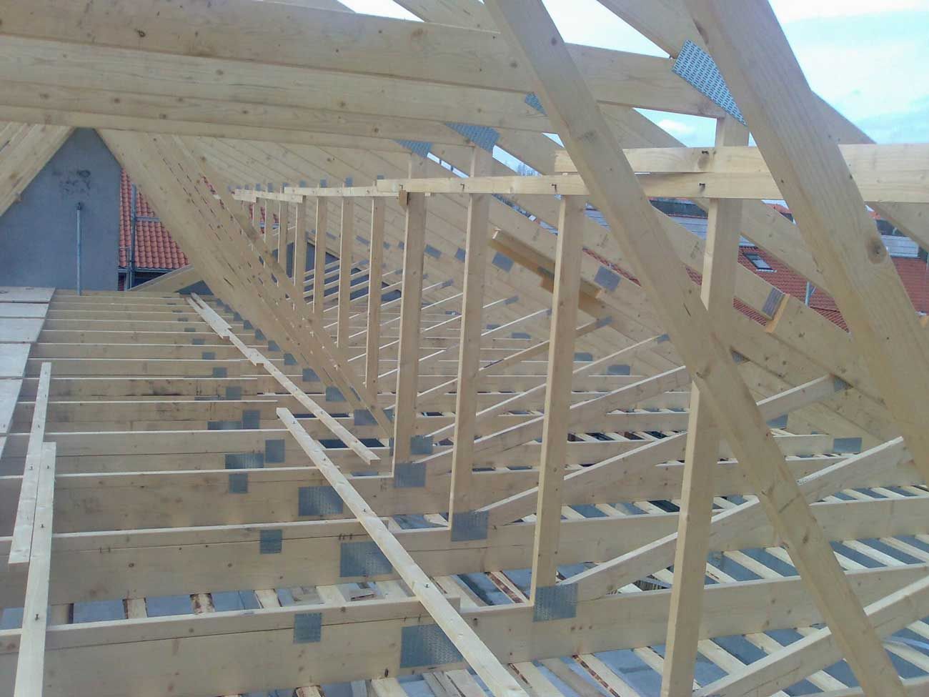 Tagspær og spær af træ under opførelse.