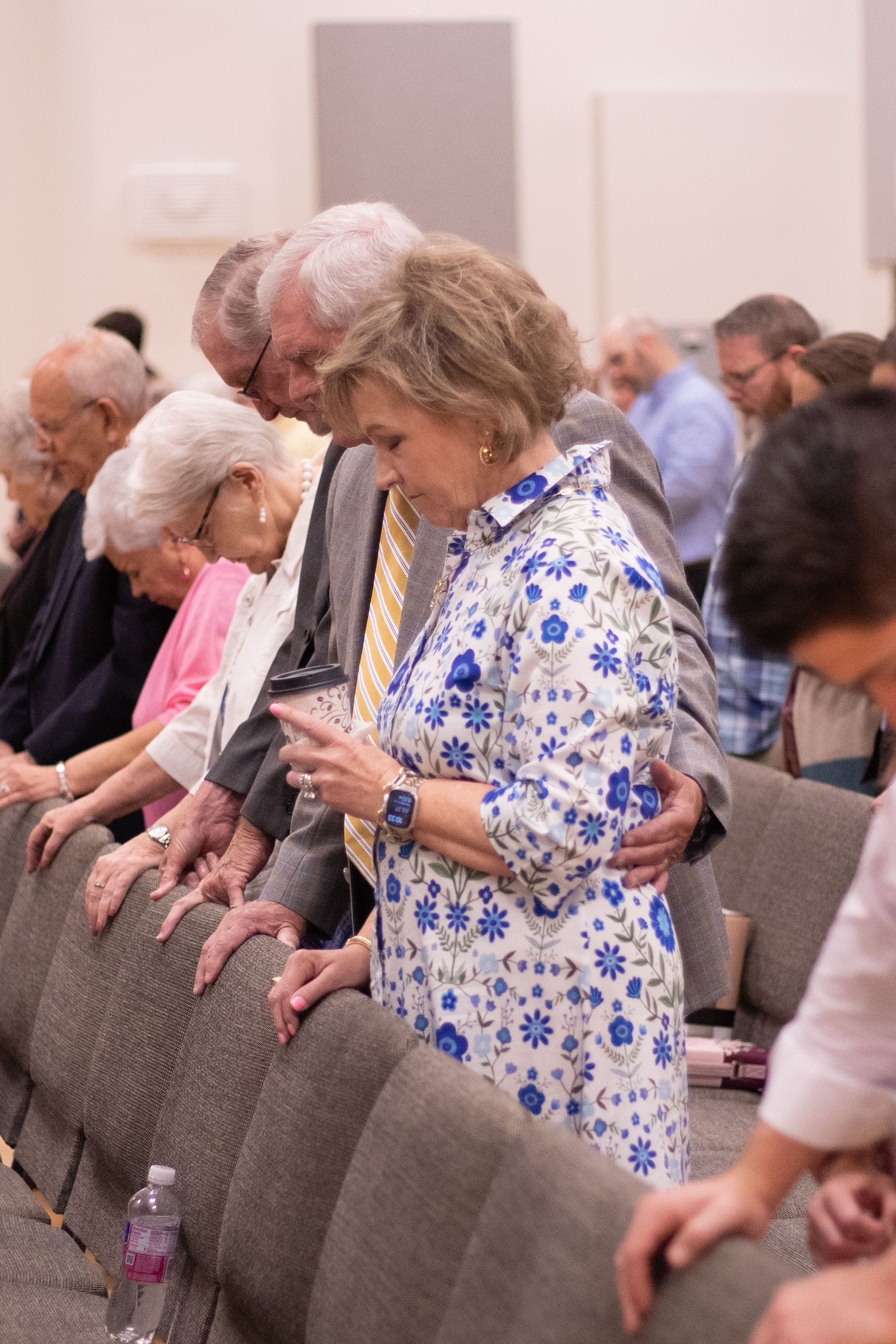 A couple is praying in a church while standing