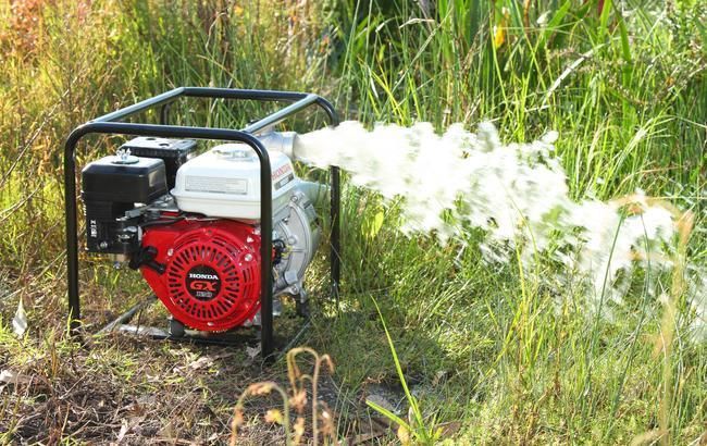 A Gas Powered Water Pump is Spraying Water in a Field β Ireland's Machinery Pty Ltd In Braemar, NSW