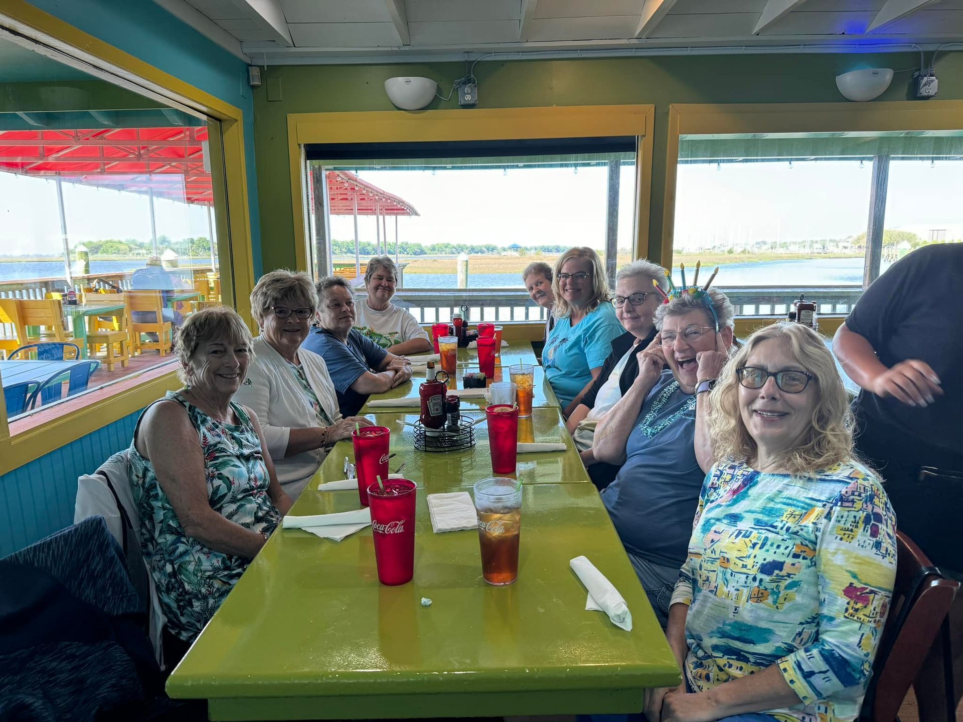 A group of people are sitting at a table in a restaurant.