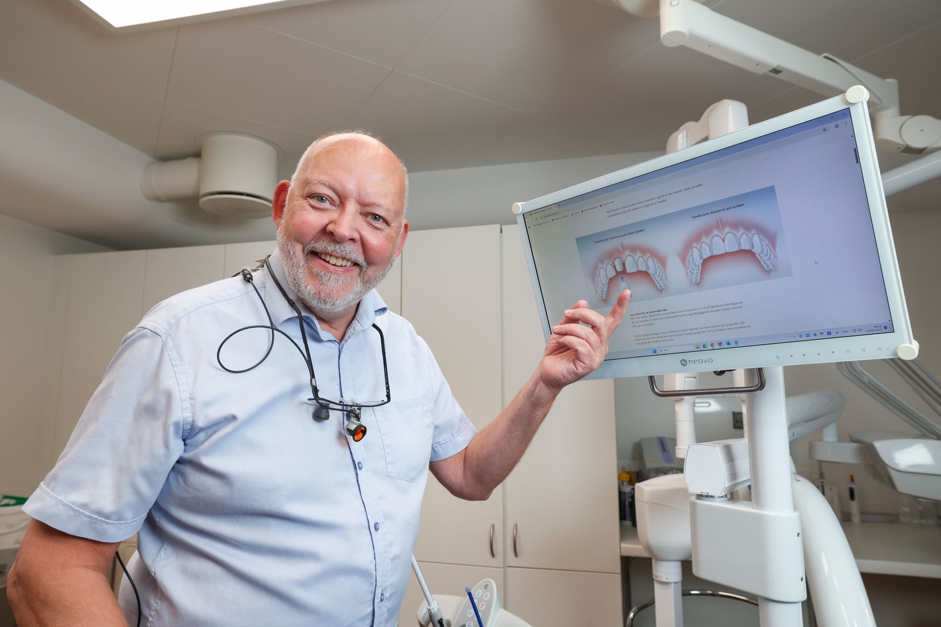 En kvinde holder hænderne ud foran ansigtet.