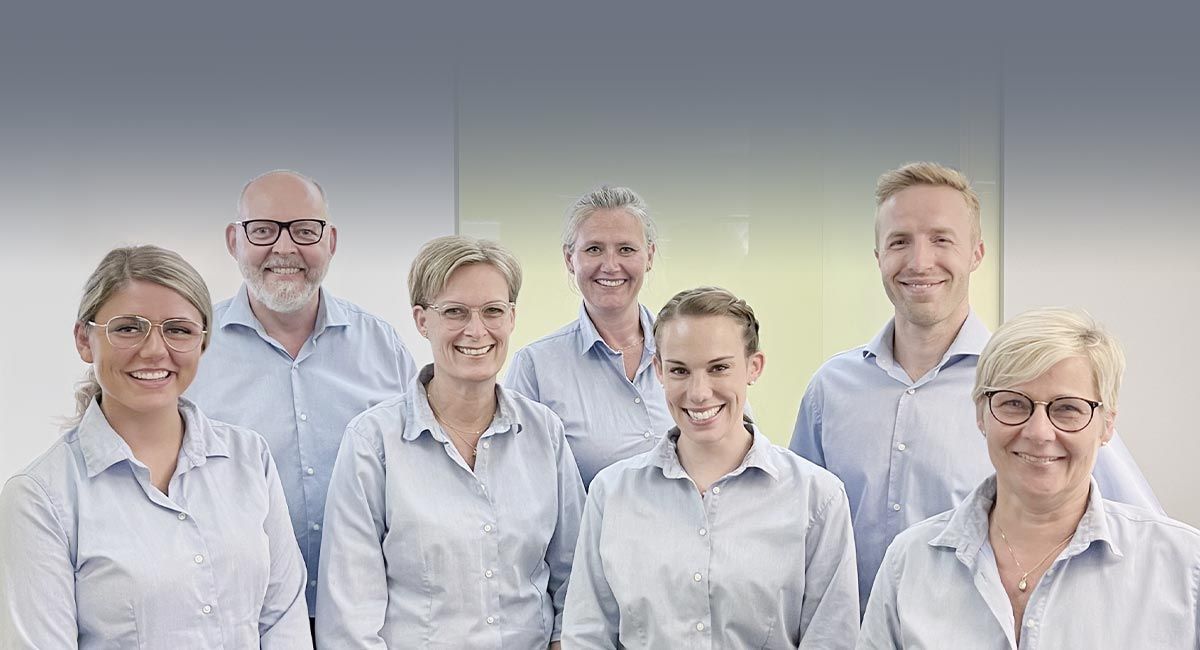 En gruppe mennesker poserer til et billede sammen.