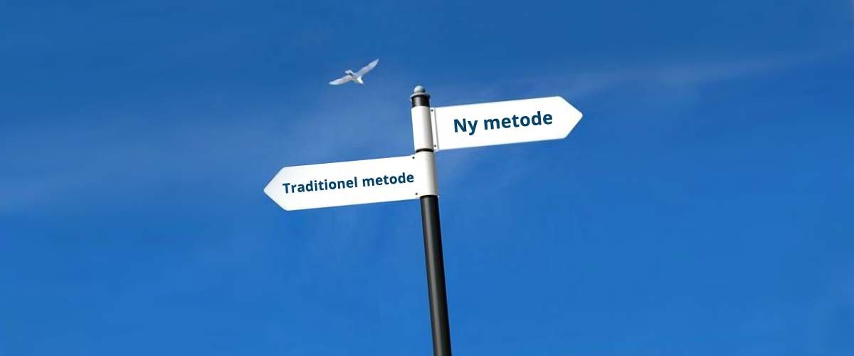 Et skilt med to pile, der peger i modsatte retninger mod en blå himmel.