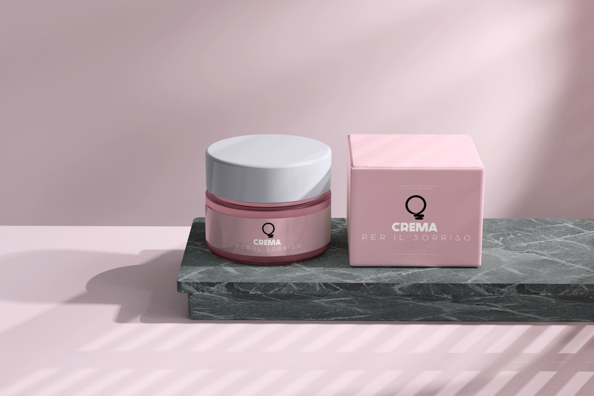 un barattolo di crema e una scatola sono appoggiati su uno scaffale di marmo.