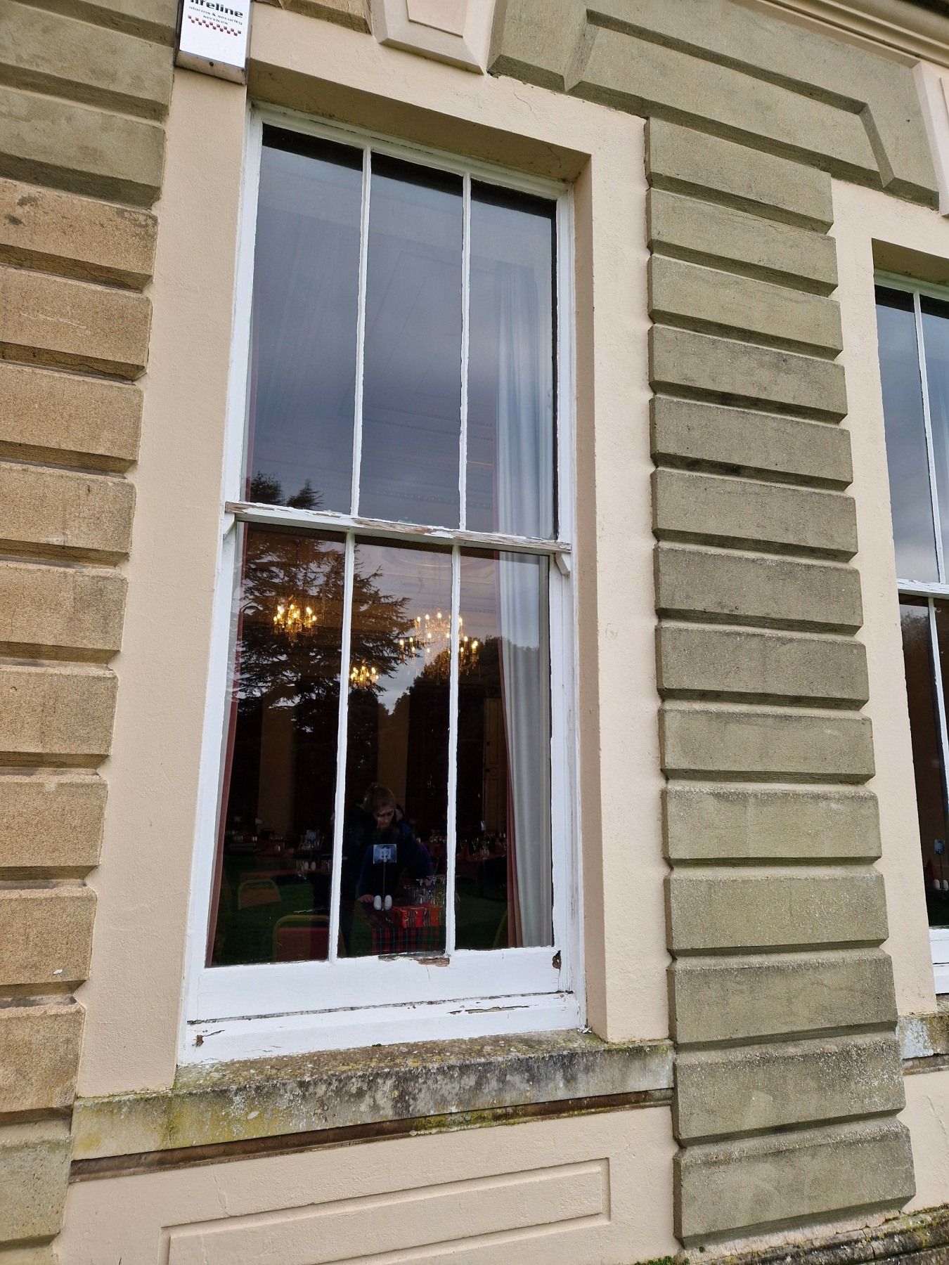 sash window in poor condition