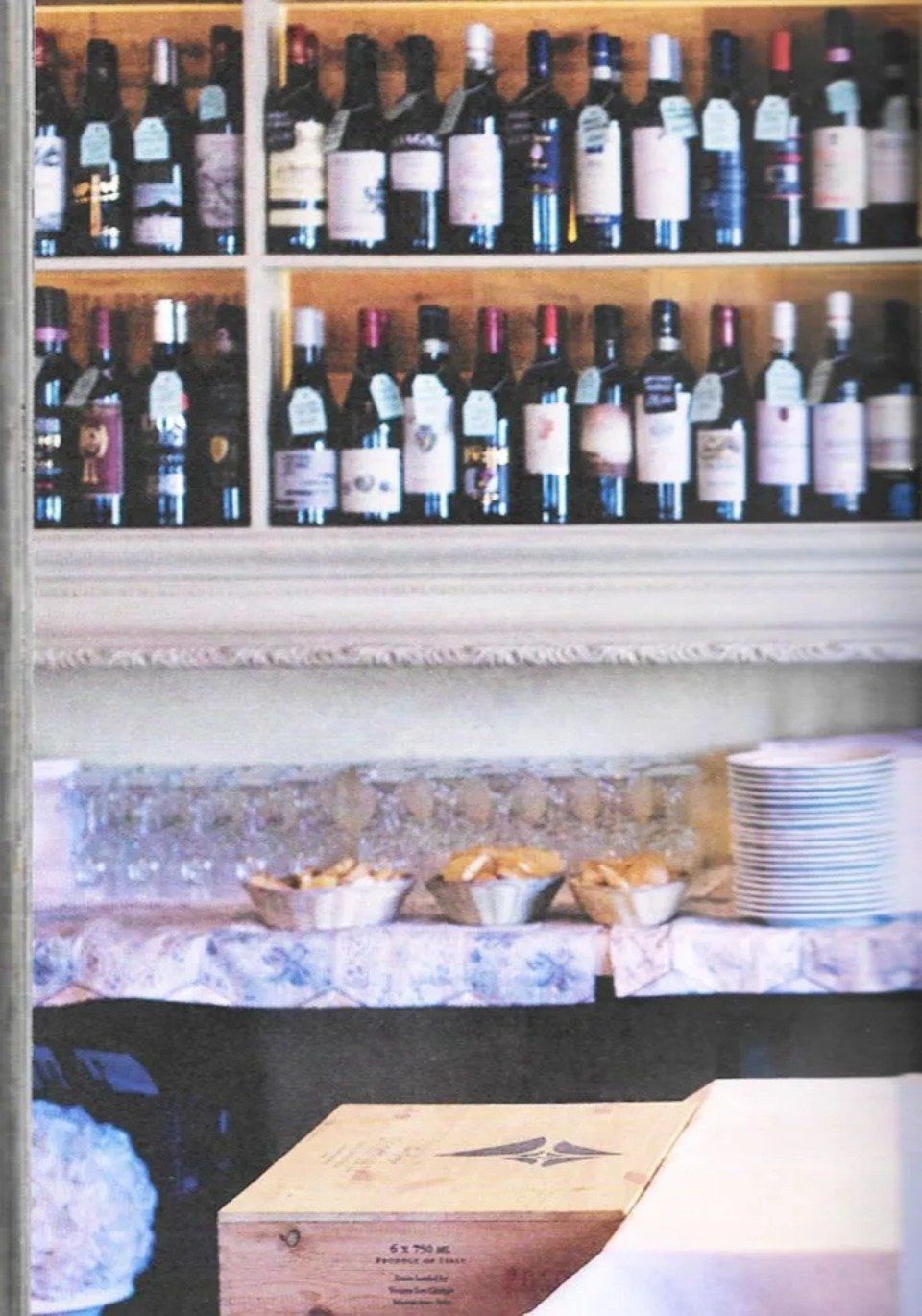 interni locale con bottiglie di vino