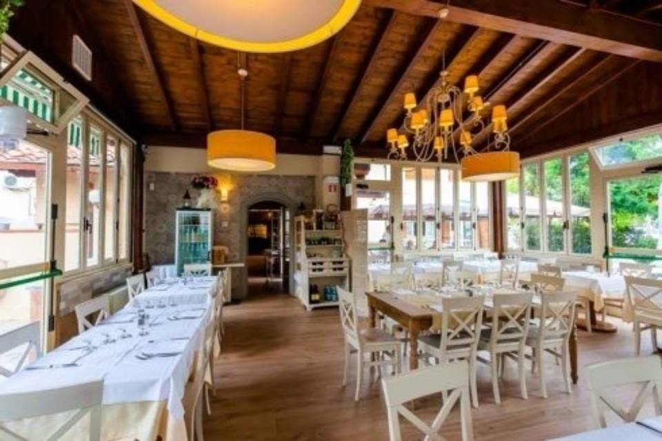 tavoli nella veranda del ristorante