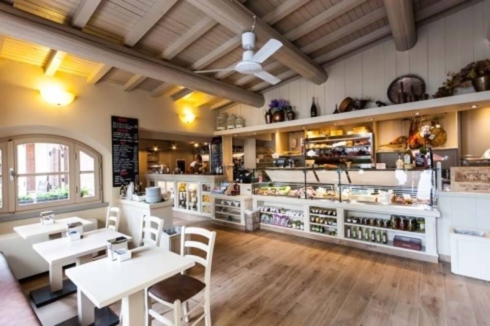 ristorante con tavoli