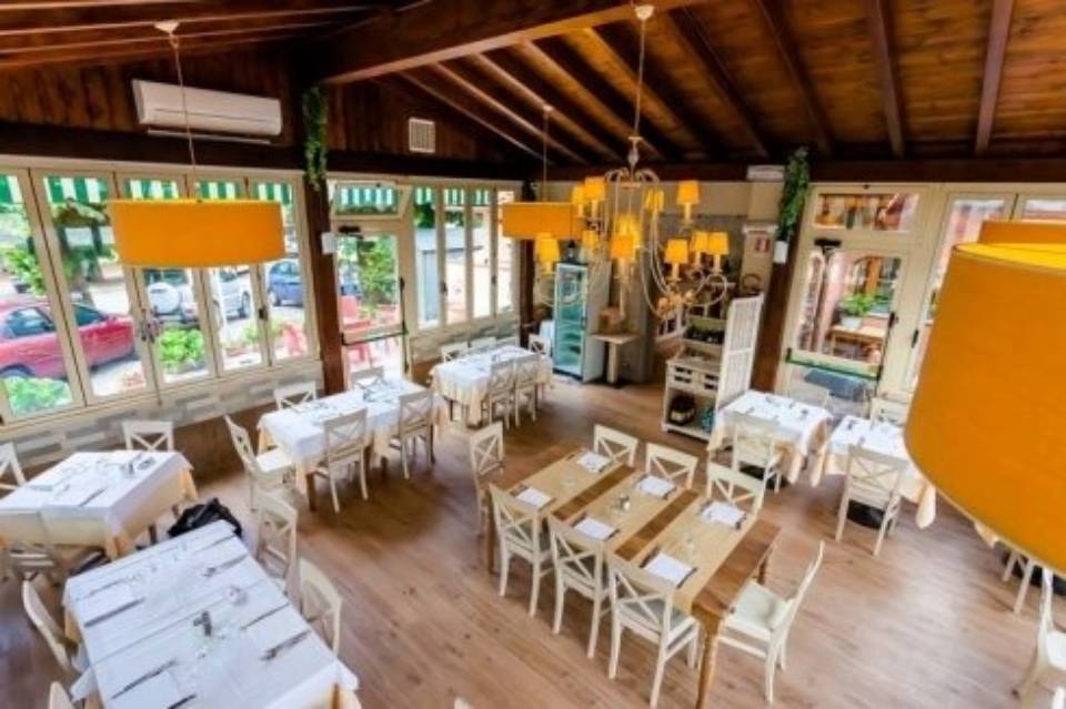 ampia sala interna del ristorante