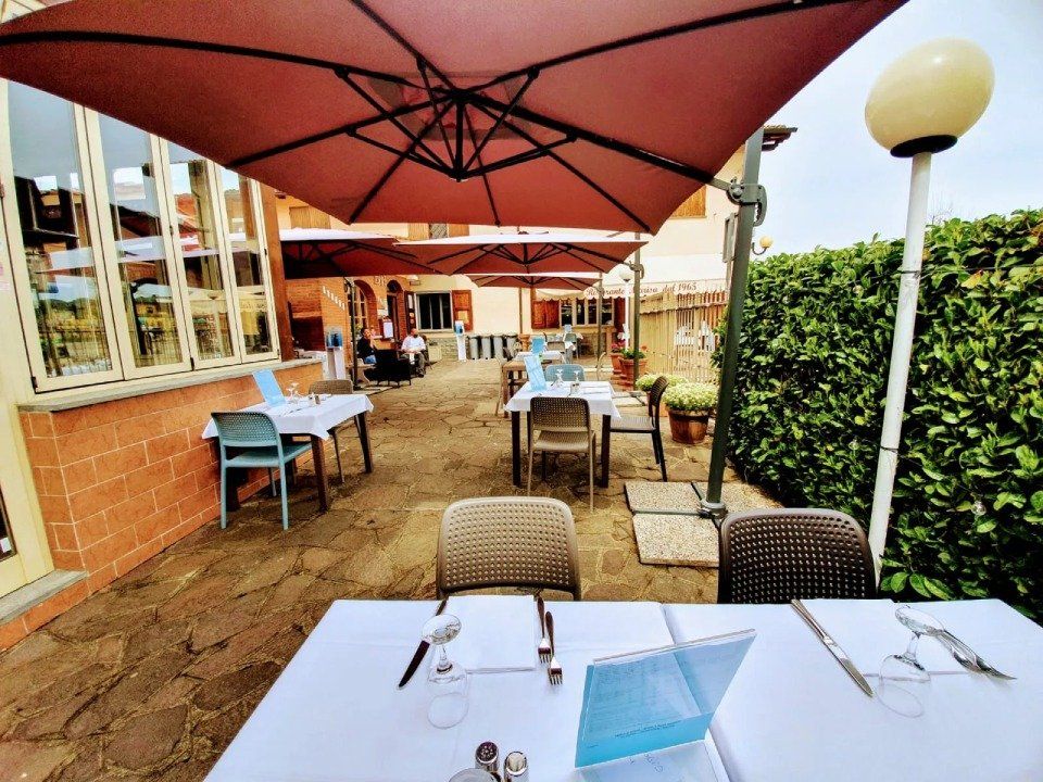 tavoli nell'area esterna del ristorante