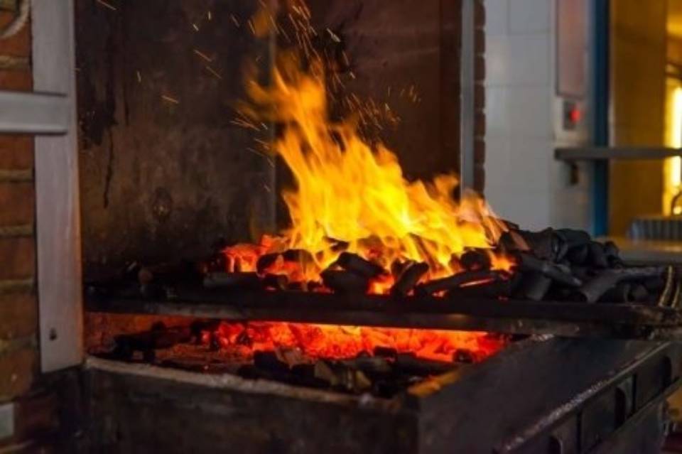 fuoco con carne alla brace